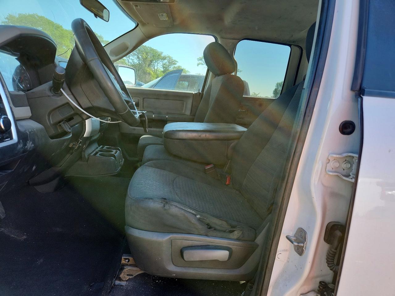 2010 Dodge Ram 1500 White vin: 1D7RV1GP2AS172981