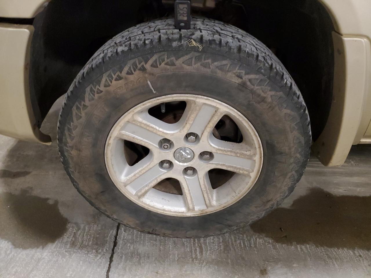 2011 Dodge Dakota Slt Золотой vin: 1D7RW3GK8BS701722 Damage: Left Front Wheel, Curb Rash, 7 To 8 Inches