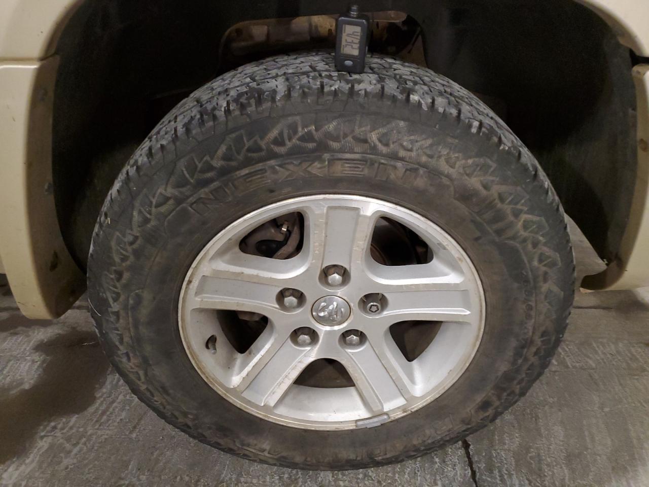 2011 Dodge Dakota Slt Золотой vin: 1D7RW3GK8BS701722 Damage: Right Front Wheel, Curb Rash, > 12 Inches