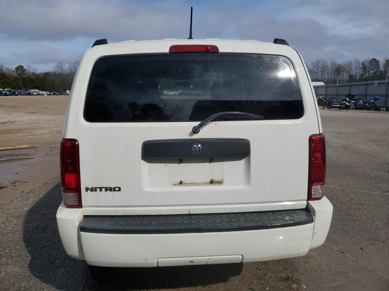 2008 Dodge Nitro Sxt White vin: 1D8GT28K48W125018 Damage: Lift Gate, Heavy Scratch, 1 To 2 Inches