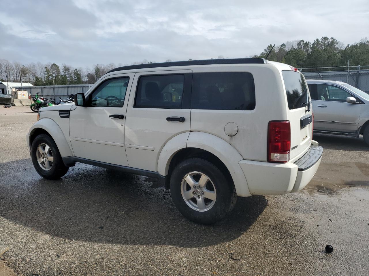 2008 Dodge Nitro Sxt White vin: 1D8GT28K48W125018 Damage: Left Rear Door, Heavy Scratch, 1 To 2 Inches