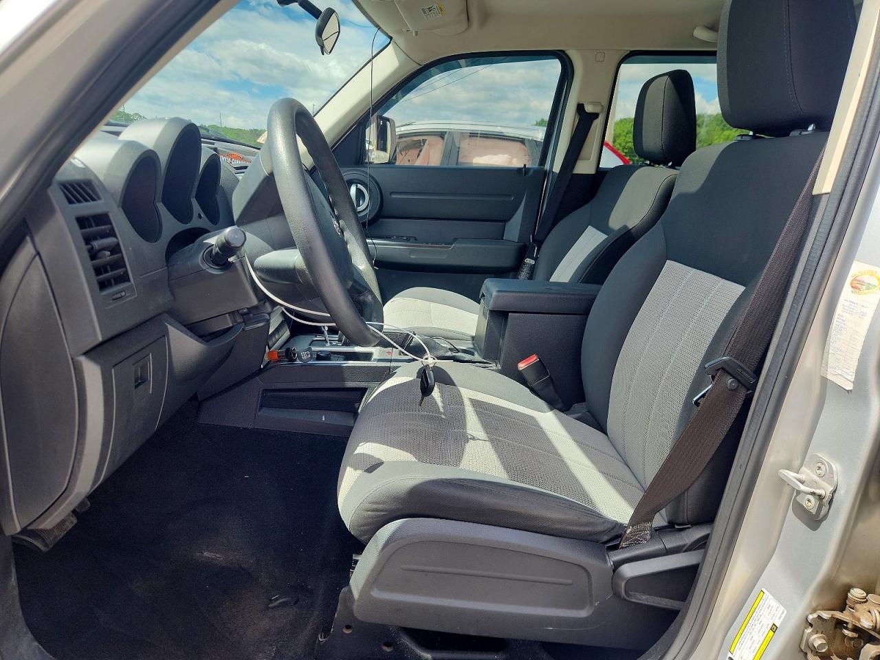 2008 Dodge Nitro Sxt Silver vin: 1D8GU28K28W270877
