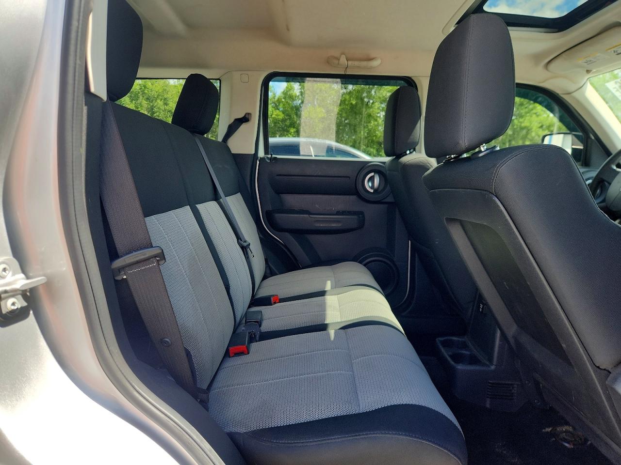 2008 Dodge Nitro Sxt Silver vin: 1D8GU28K28W270877