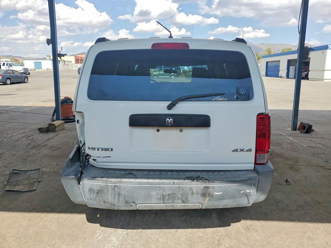 2007 Dodge Nitro Sxt White vin: 1D8GU28K67W589309
