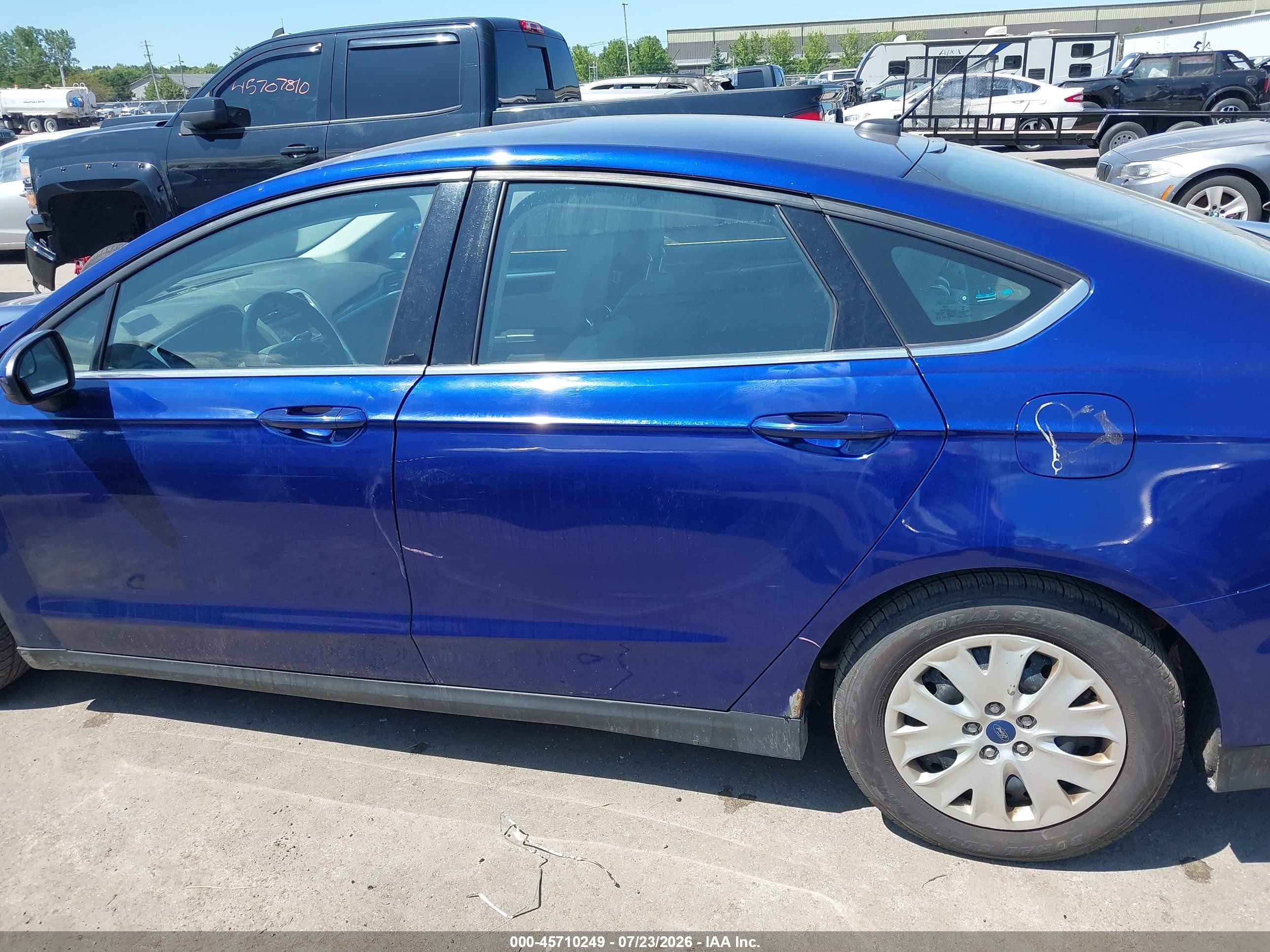 2014 Ford Fusion S Синий vin: 1FA6P0G70E5383639
