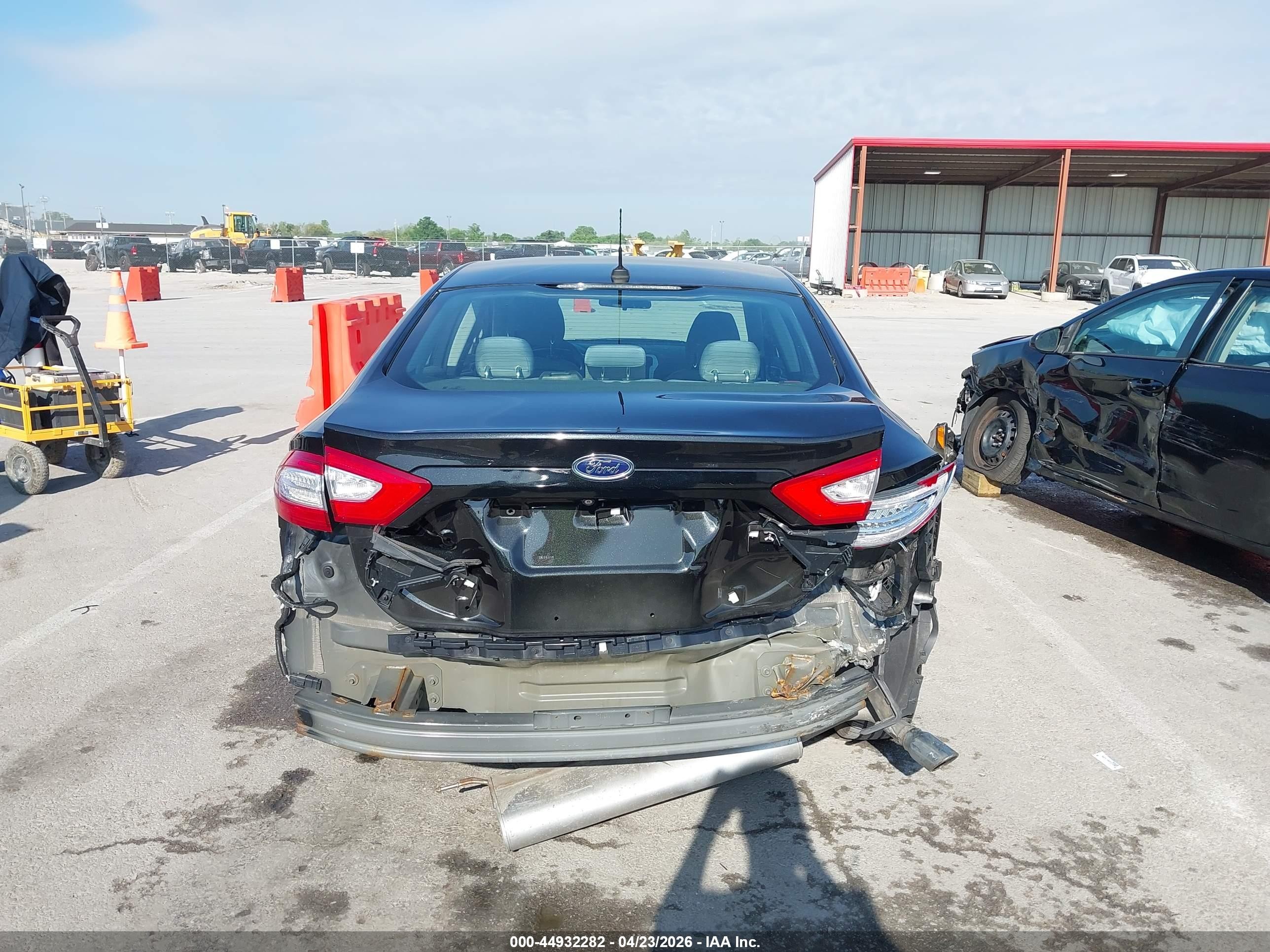 2015 Ford Fusion S Черный vin: 1FA6P0G70F5102196