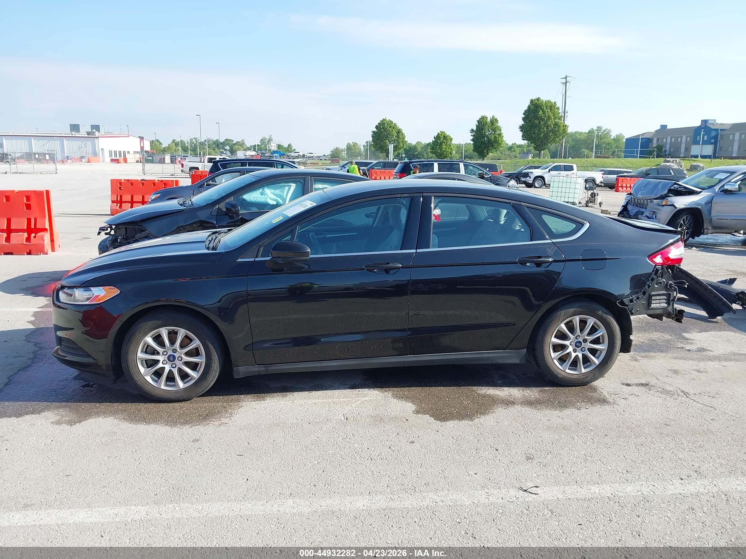 2015 Ford Fusion S Черный vin: 1FA6P0G70F5102196