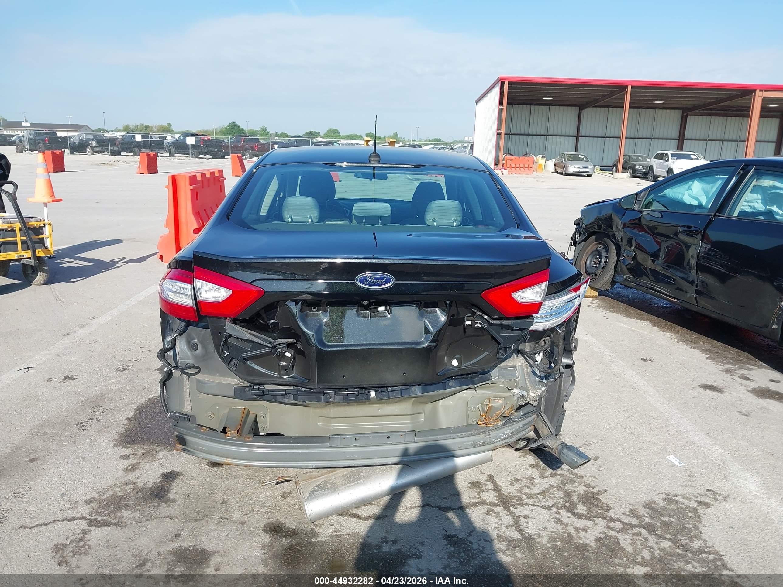 2015 Ford Fusion S Черный vin: 1FA6P0G70F5102196