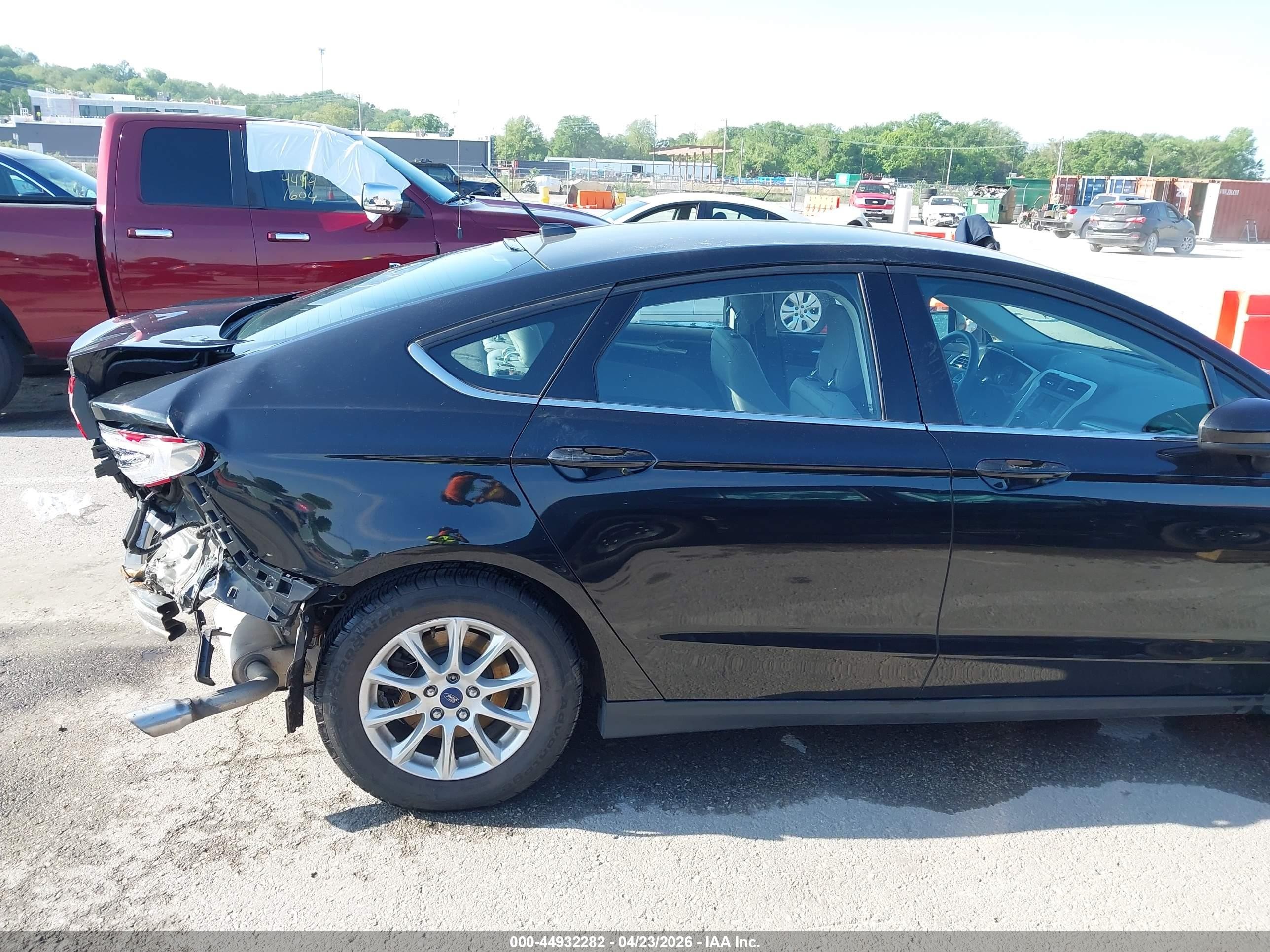 2015 Ford Fusion S Черный vin: 1FA6P0G70F5102196