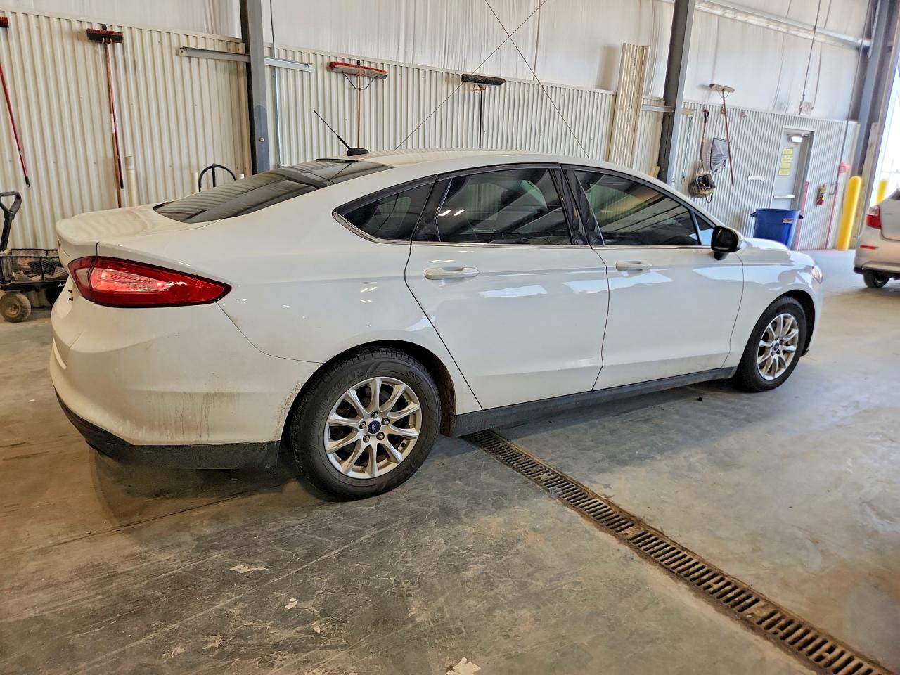 2015 Ford Fusion S Белый vin: 1FA6P0G70F5126014