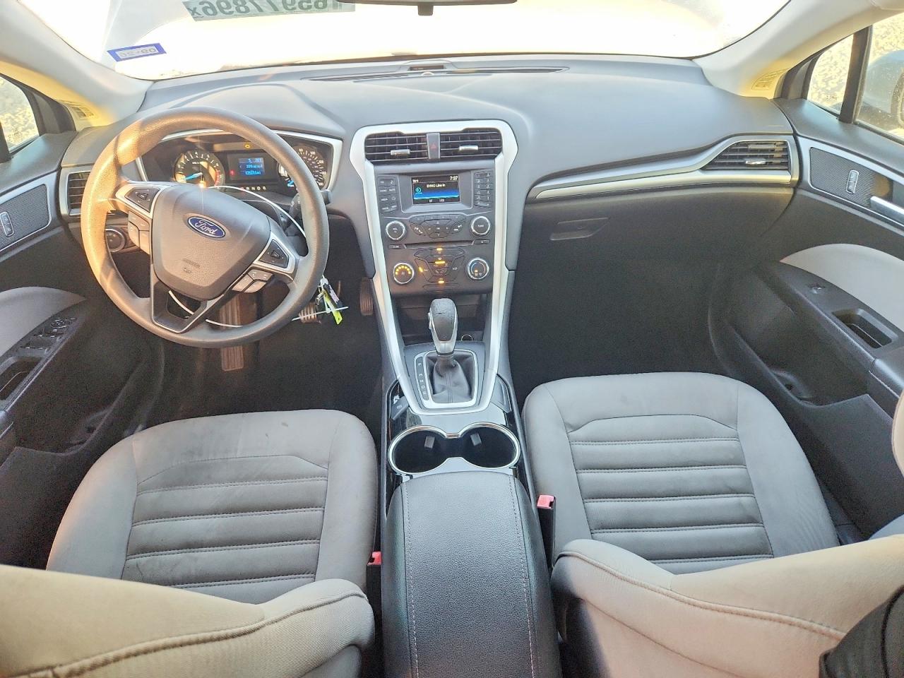 2015 Ford Fusion S Серебряный vin: 1FA6P0G72F5106671