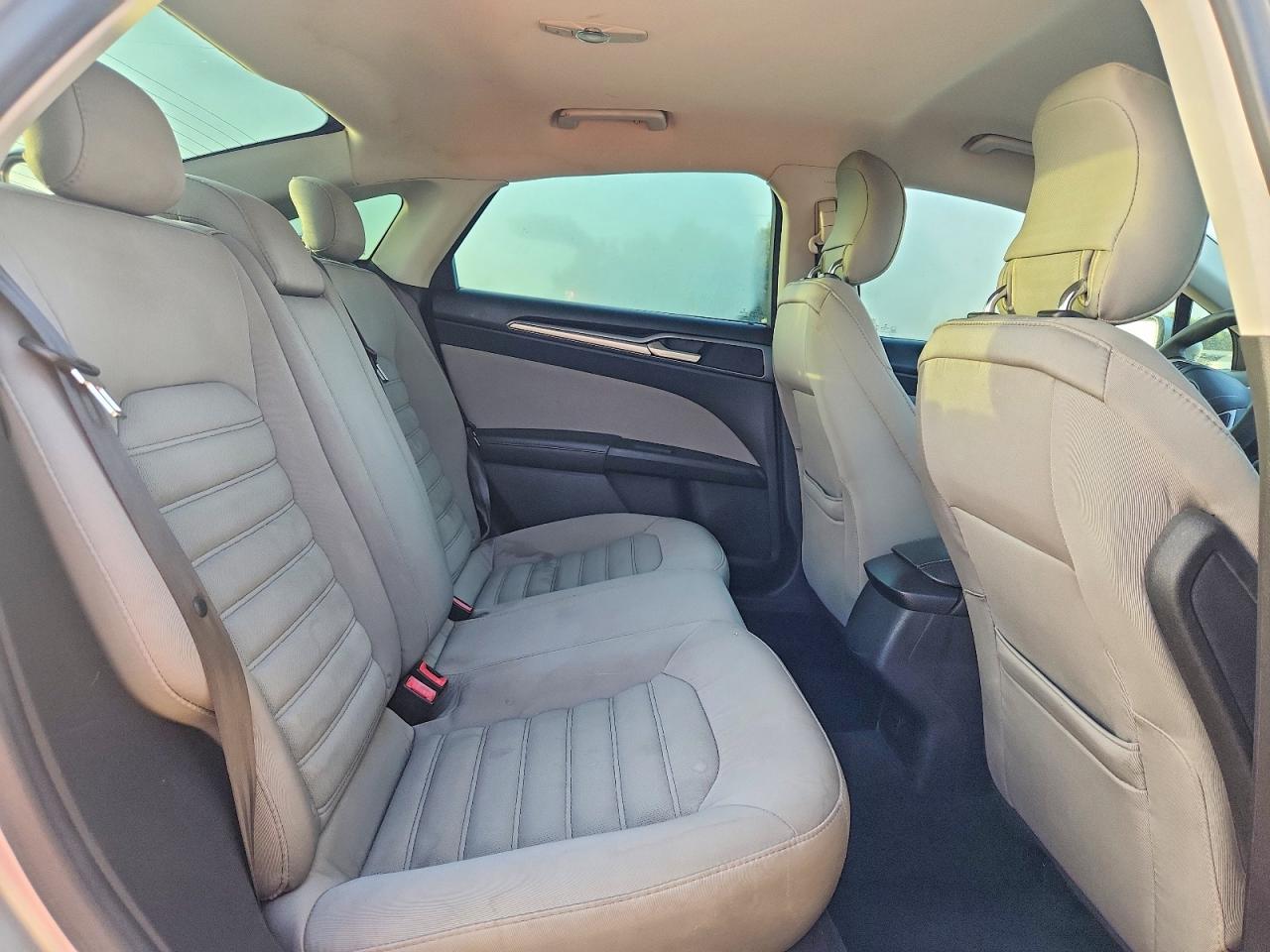 2015 Ford Fusion S Серебряный vin: 1FA6P0G72F5106671