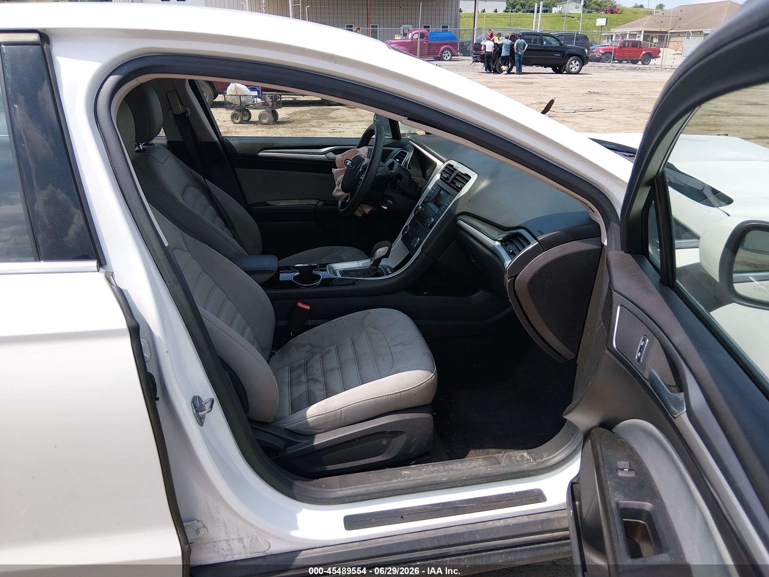 2015 Ford Fusion S Белый vin: 1FA6P0G73F5127772