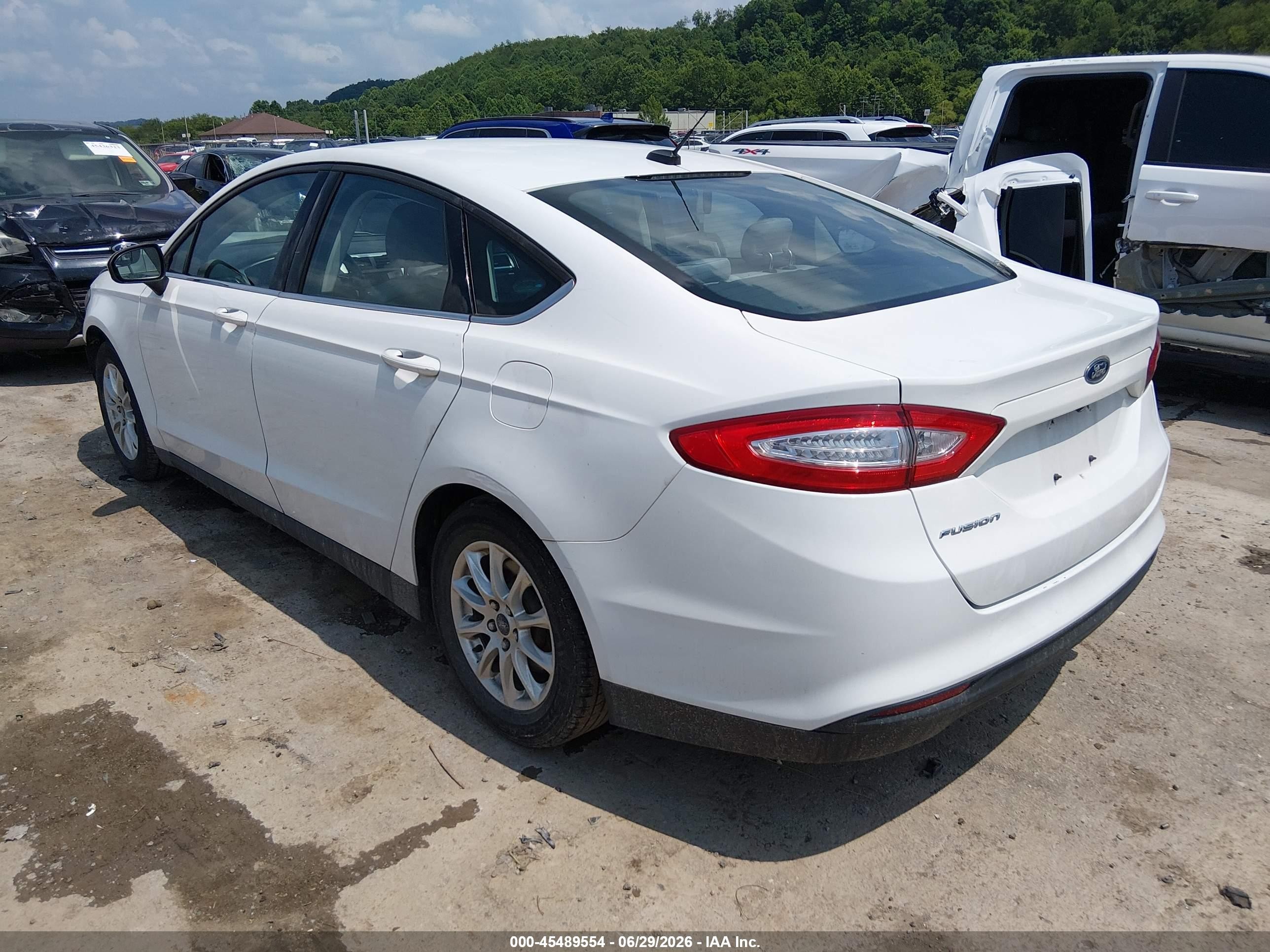2015 Ford Fusion S Белый vin: 1FA6P0G73F5127772