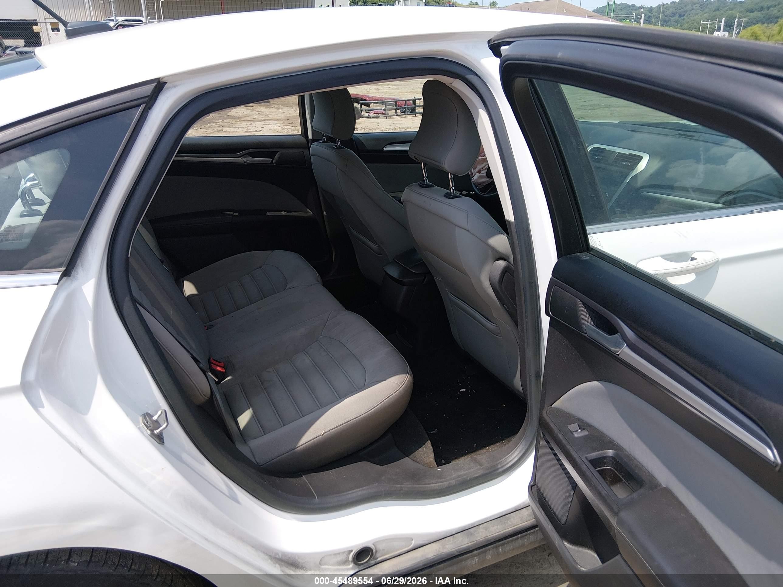 2015 Ford Fusion S Белый vin: 1FA6P0G73F5127772
