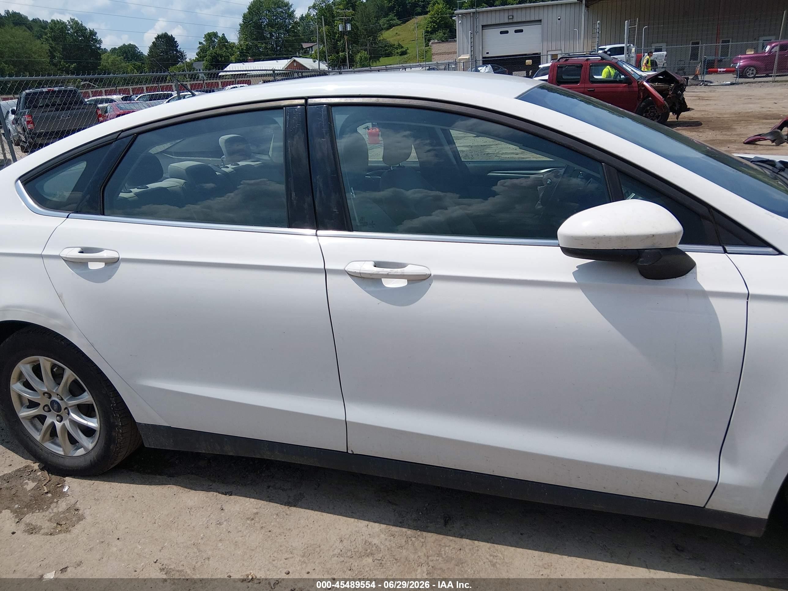 2015 Ford Fusion S Белый vin: 1FA6P0G73F5127772