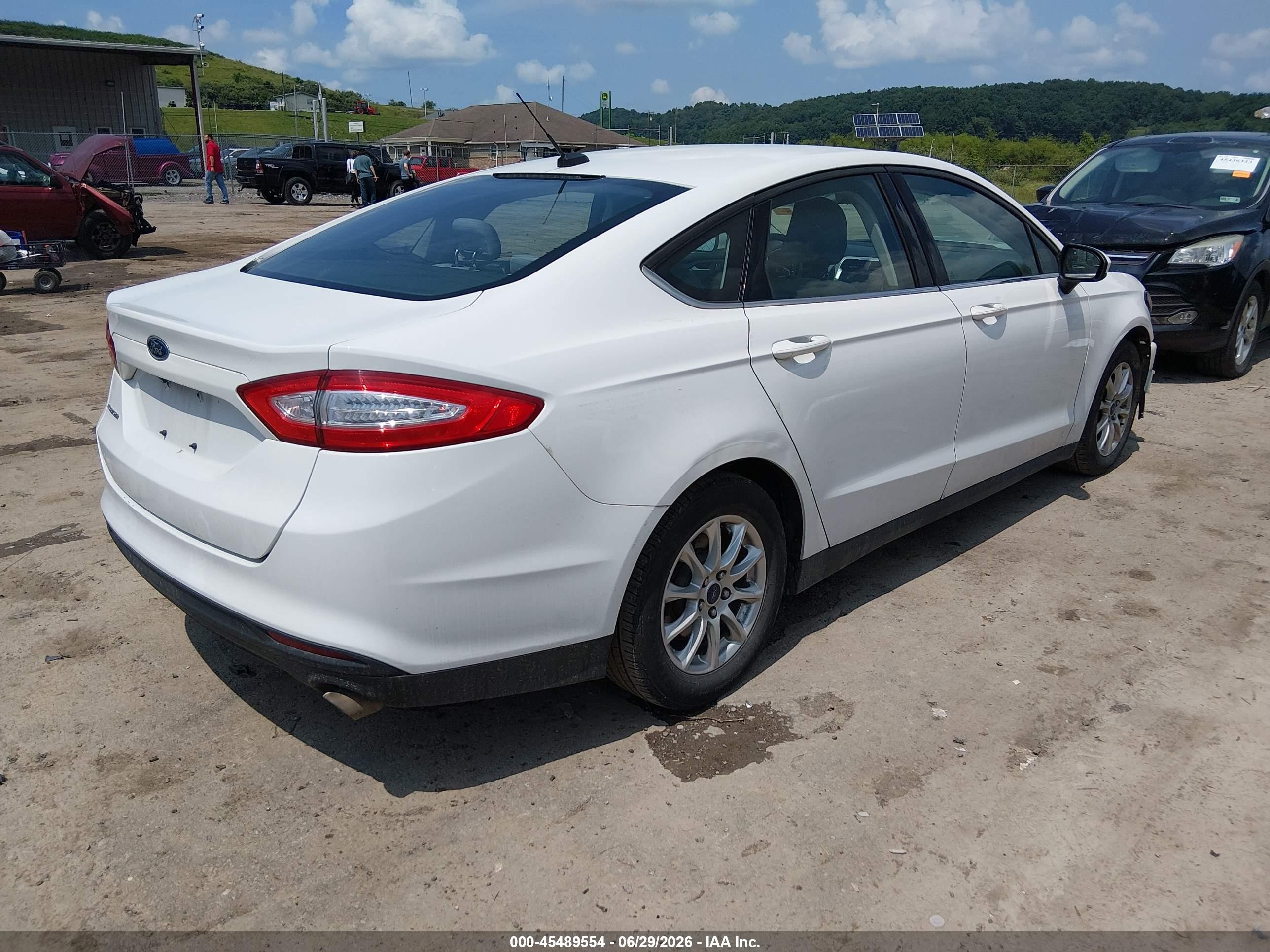 2015 Ford Fusion S Белый vin: 1FA6P0G73F5127772