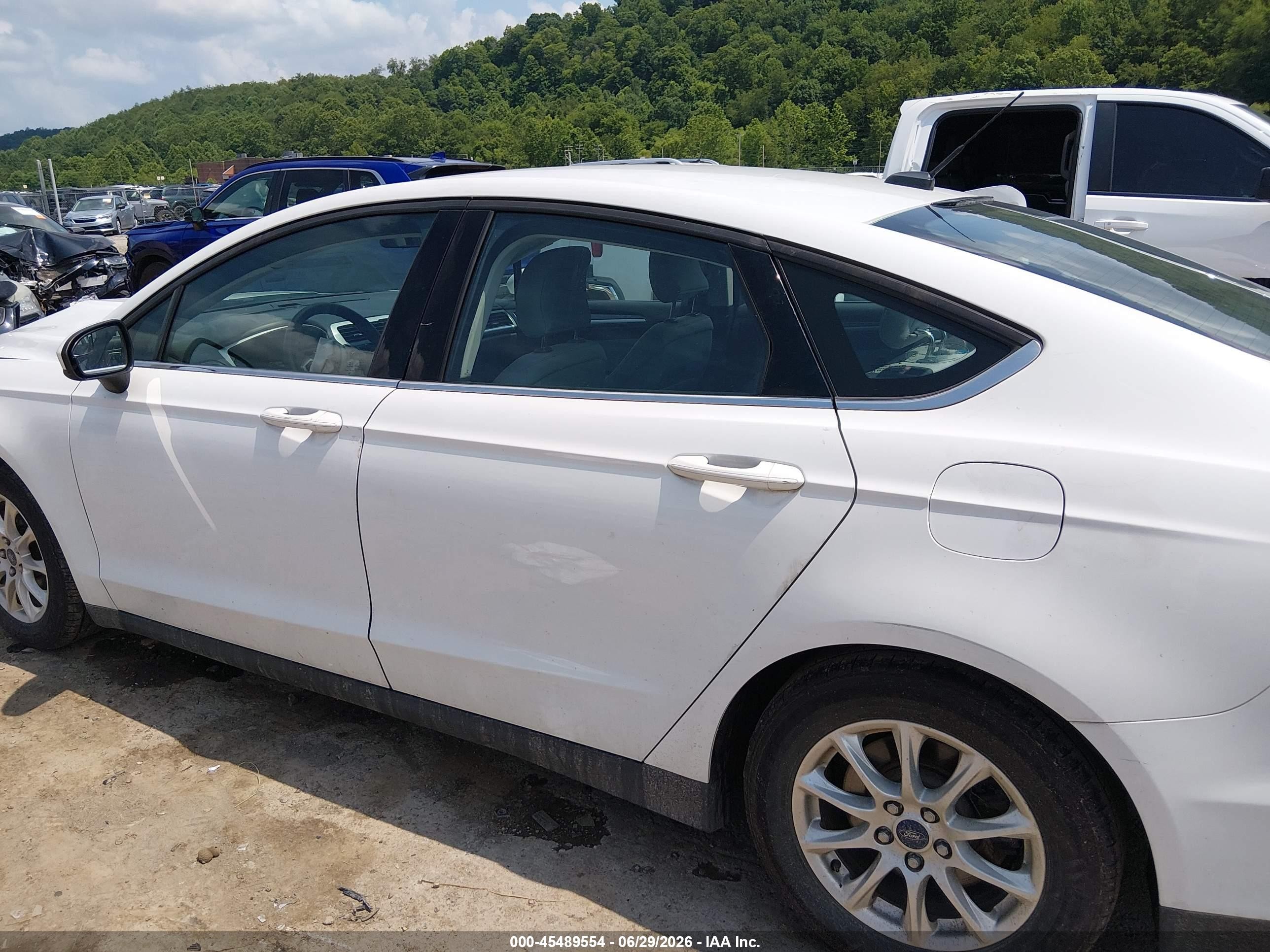 2015 Ford Fusion S Белый vin: 1FA6P0G73F5127772
