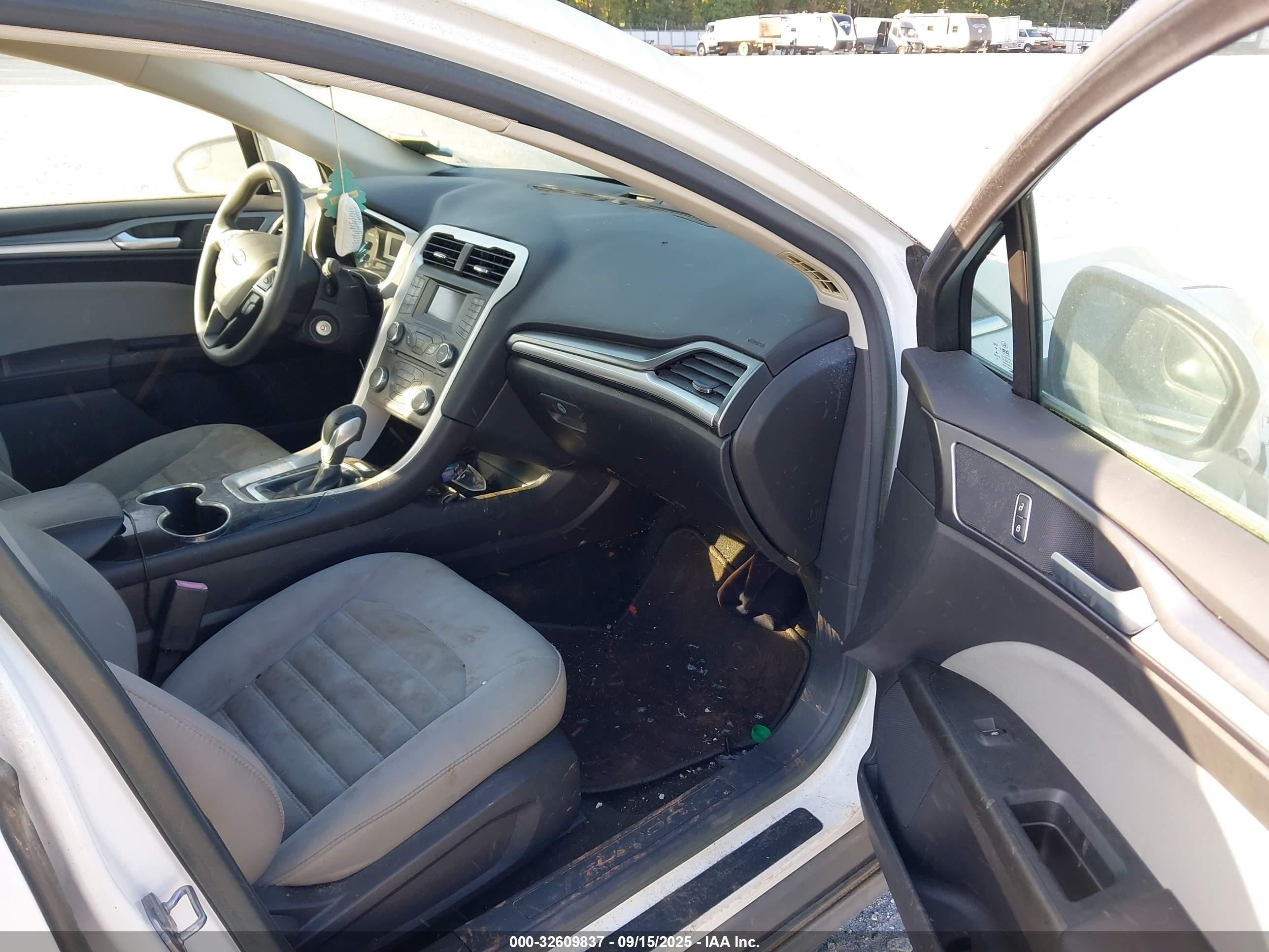 2015 Ford Fusion S White vin: 1FA6P0G75F5130298