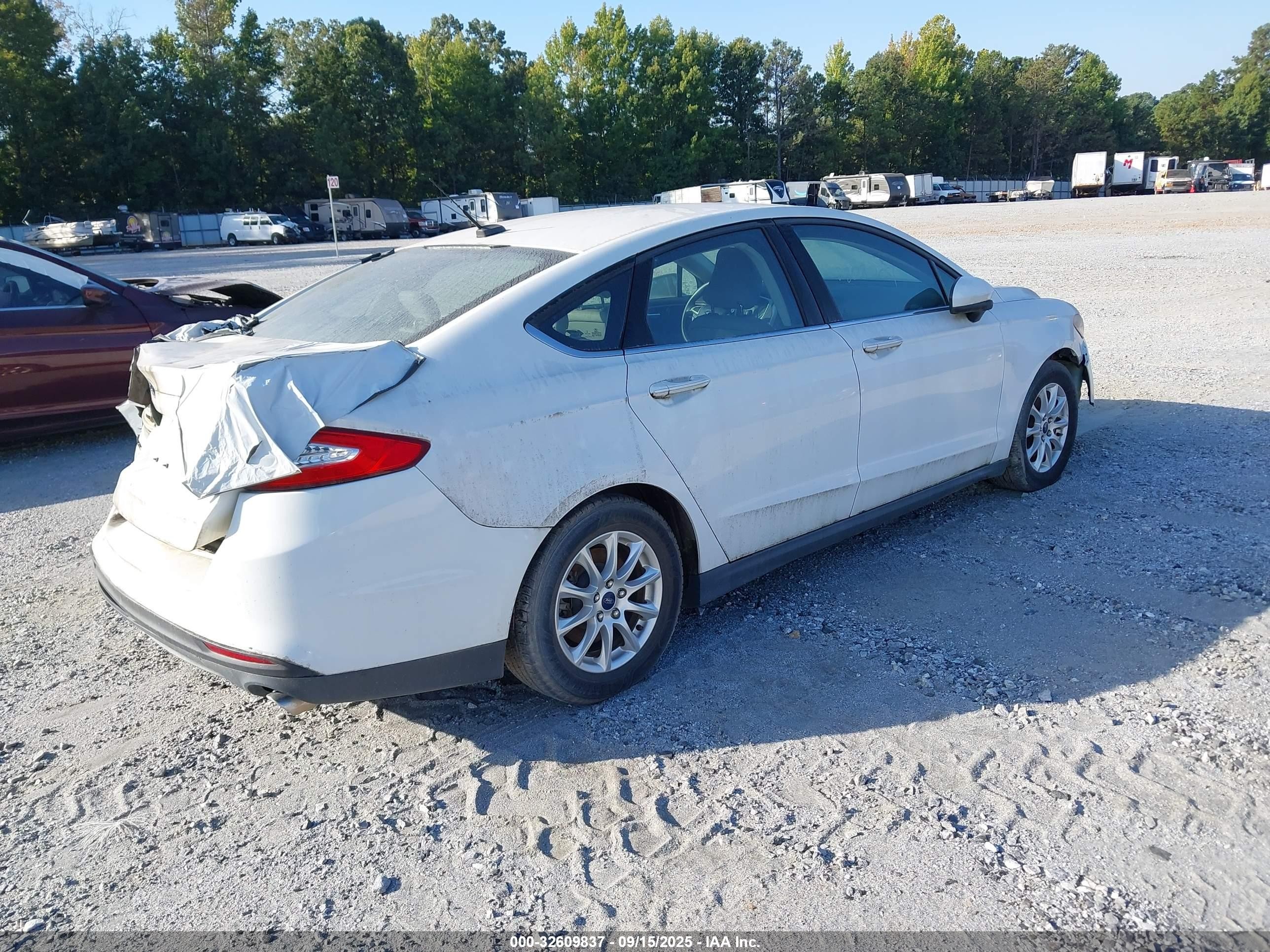 2015 Ford Fusion S White vin: 1FA6P0G75F5130298