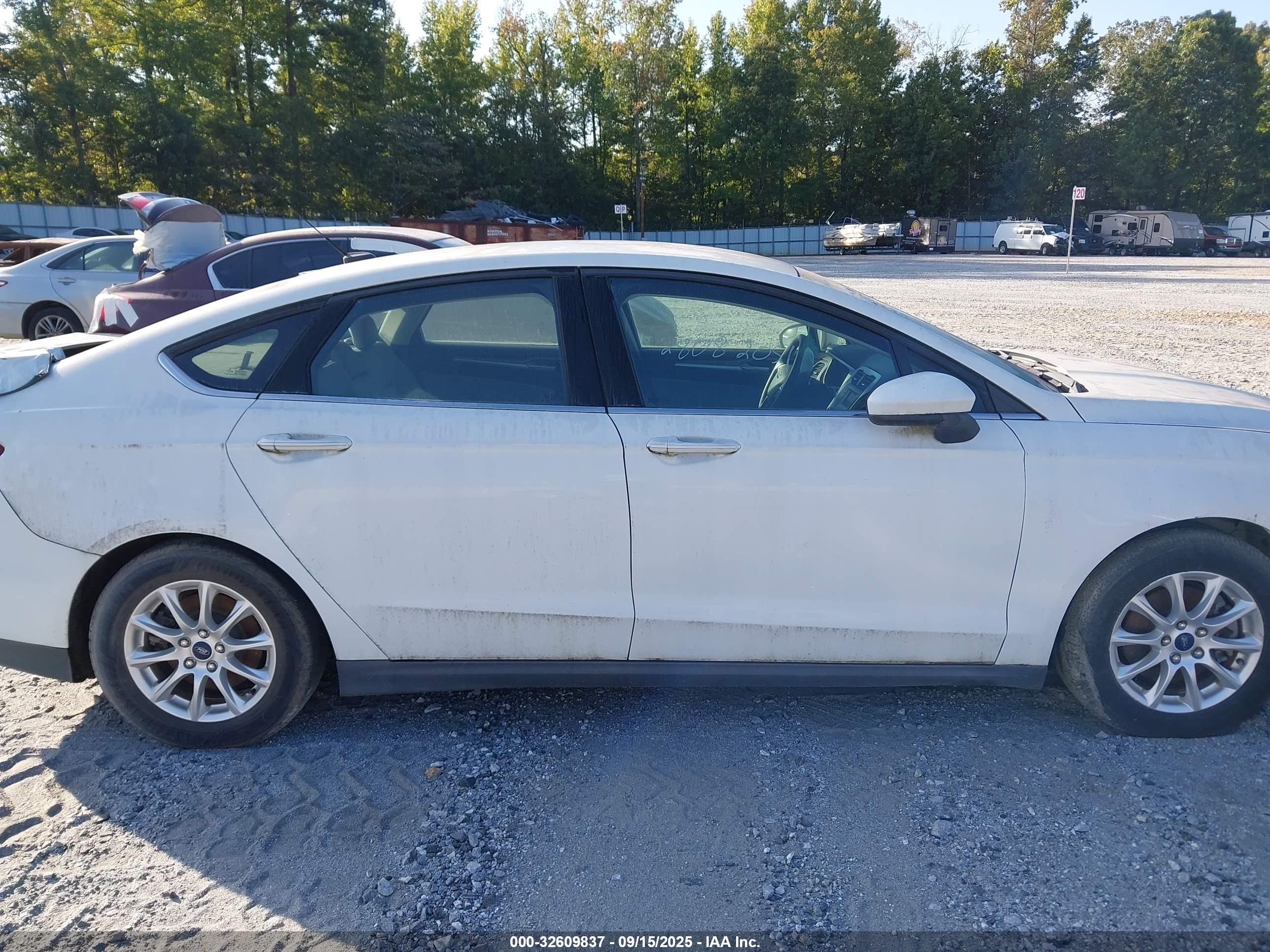 2015 Ford Fusion S White vin: 1FA6P0G75F5130298