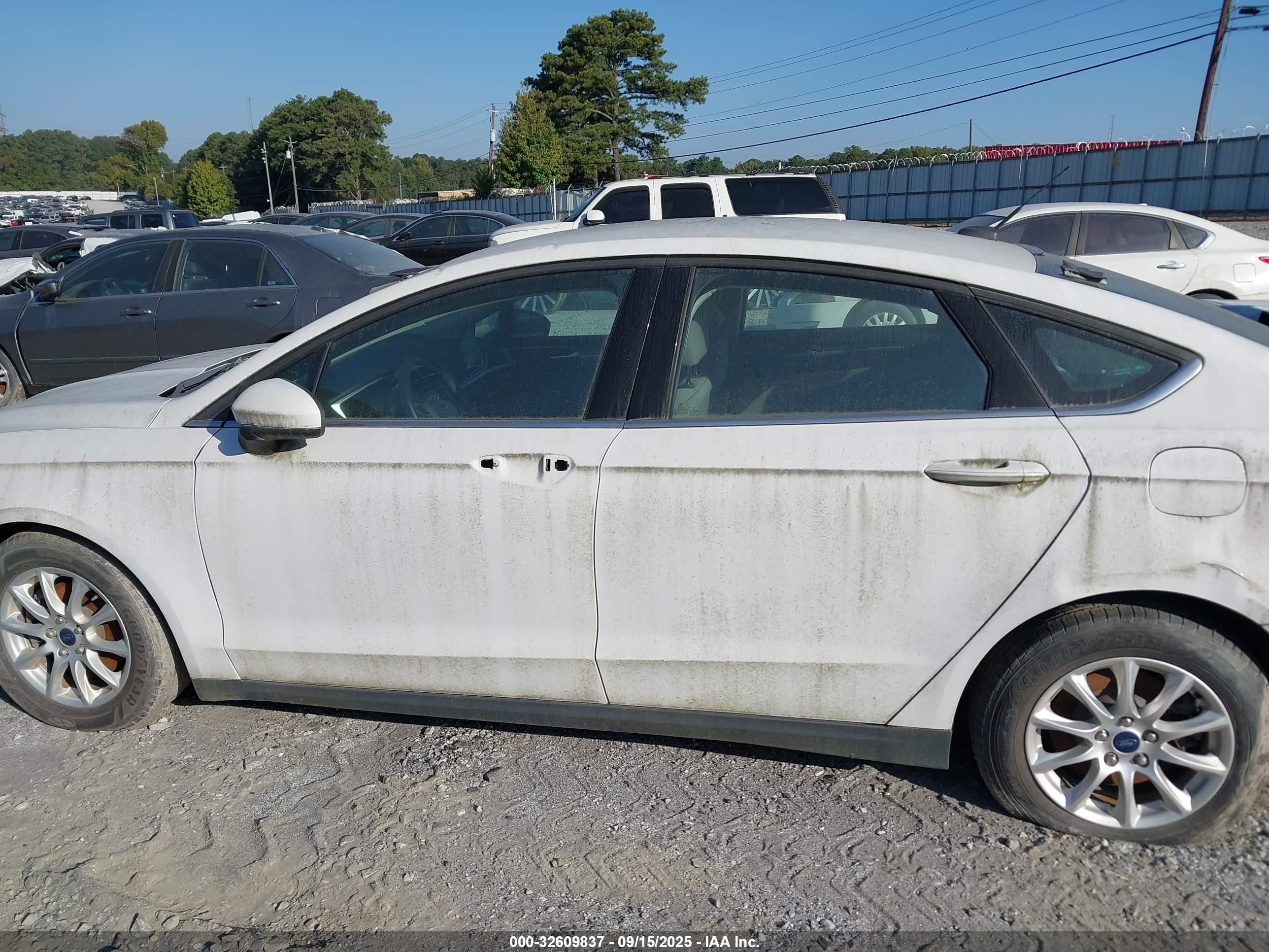 2015 Ford Fusion S White vin: 1FA6P0G75F5130298