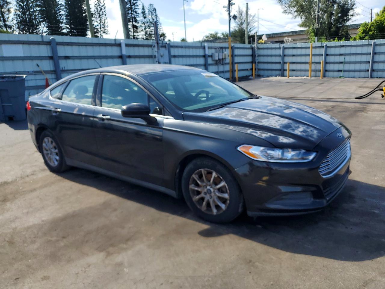 2015 Ford Fusion S Черный vin: 1FA6P0G76F5120086