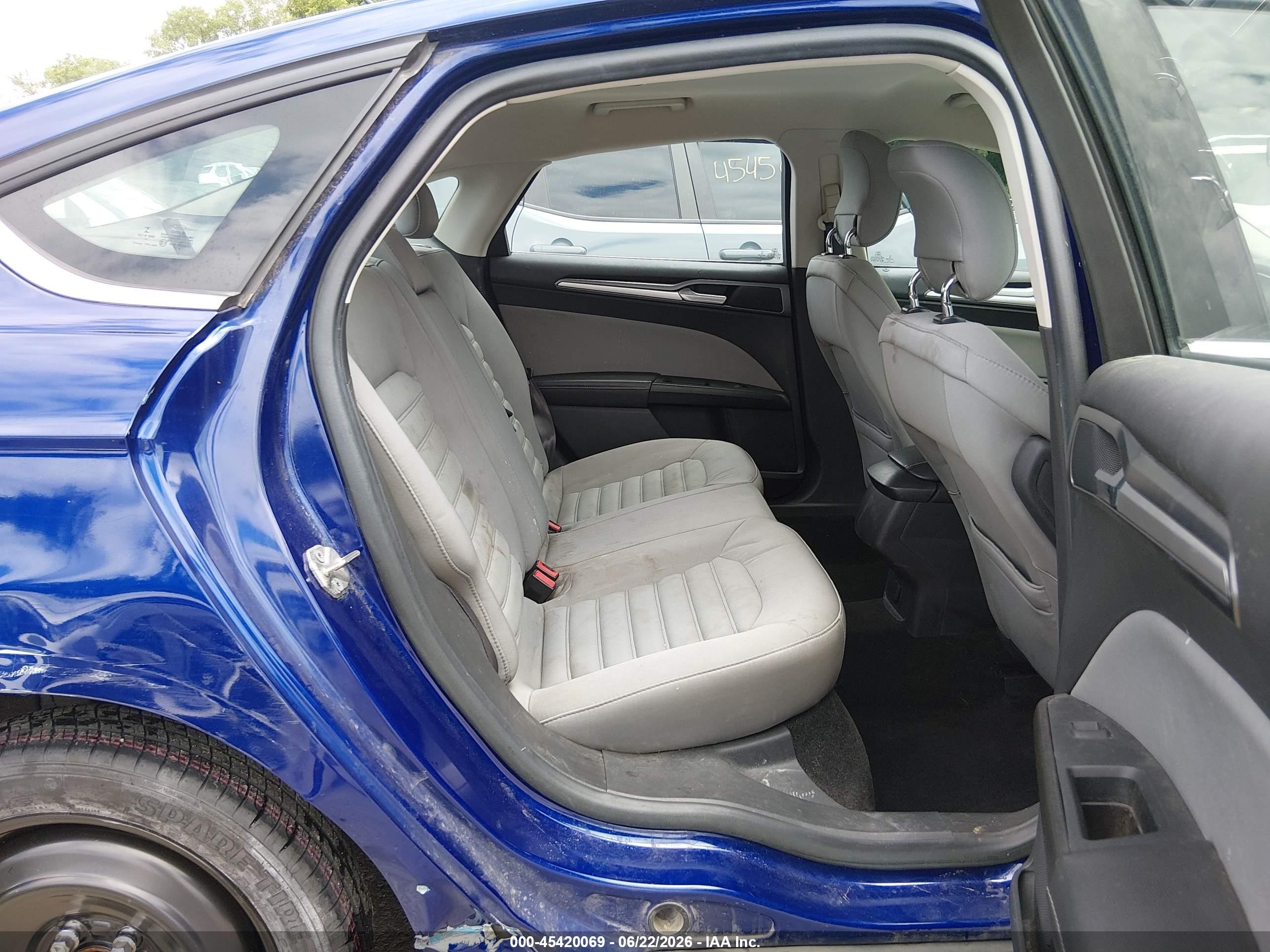 2015 Ford Fusion S Синий vin: 1FA6P0G77F5102177