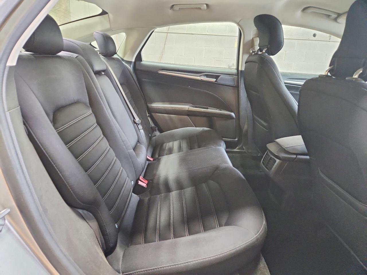 2014 Ford Fusion Se Серебряный vin: 1FA6P0H76E5378248