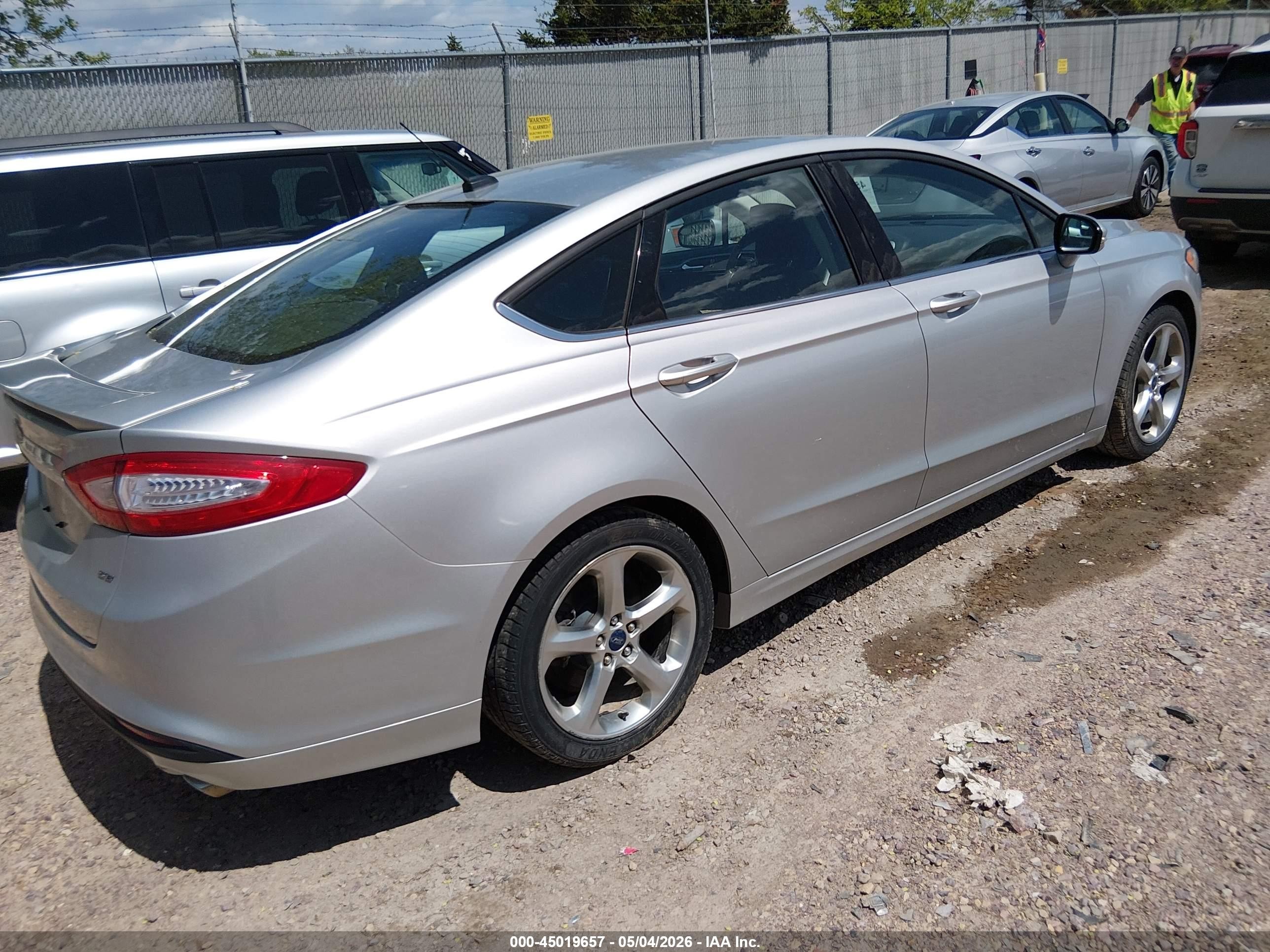 2014 Ford Fusion Se Серебряный vin: 1FA6P0H79E5385212