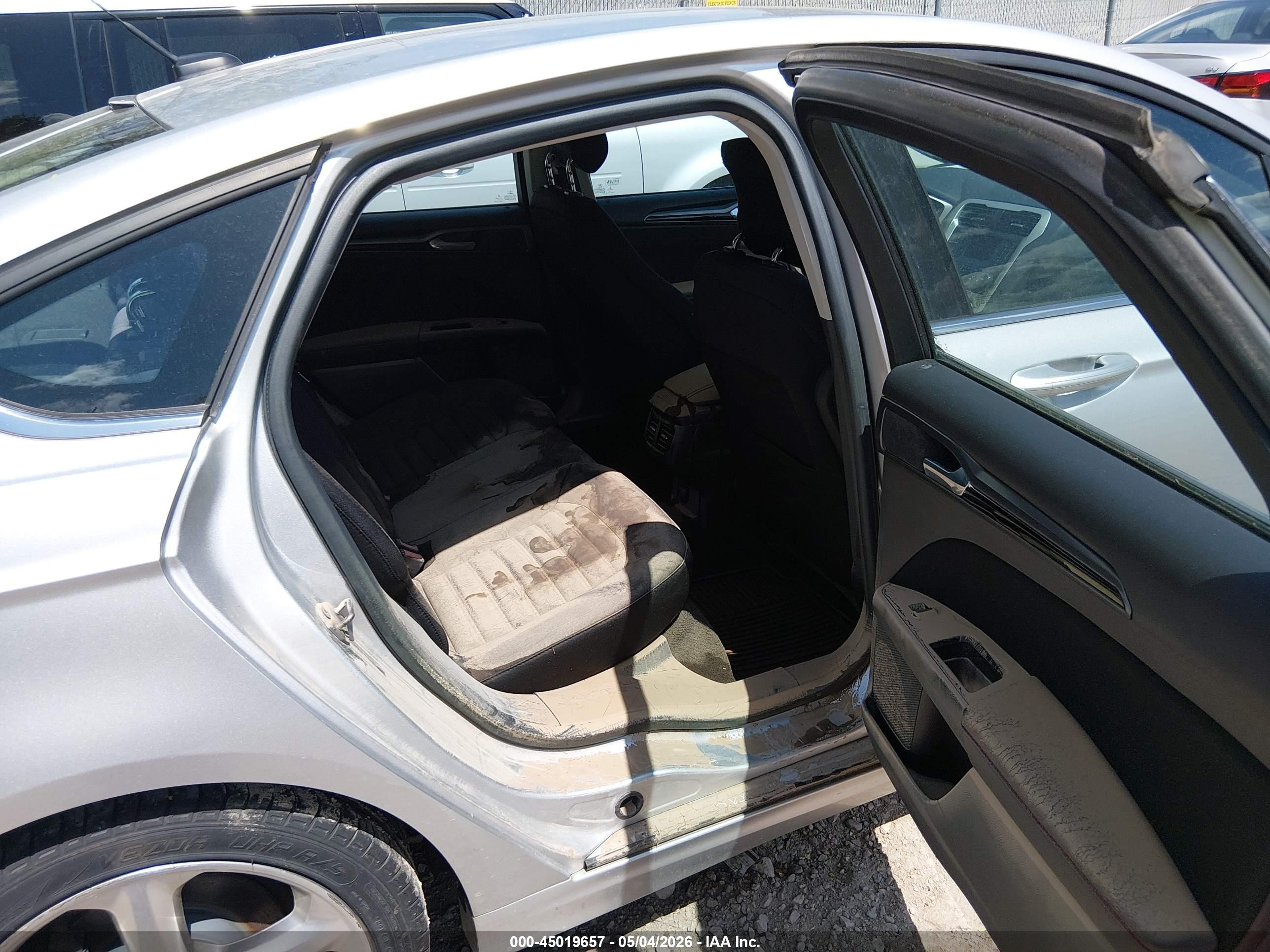 2014 Ford Fusion Se Серебряный vin: 1FA6P0H79E5385212