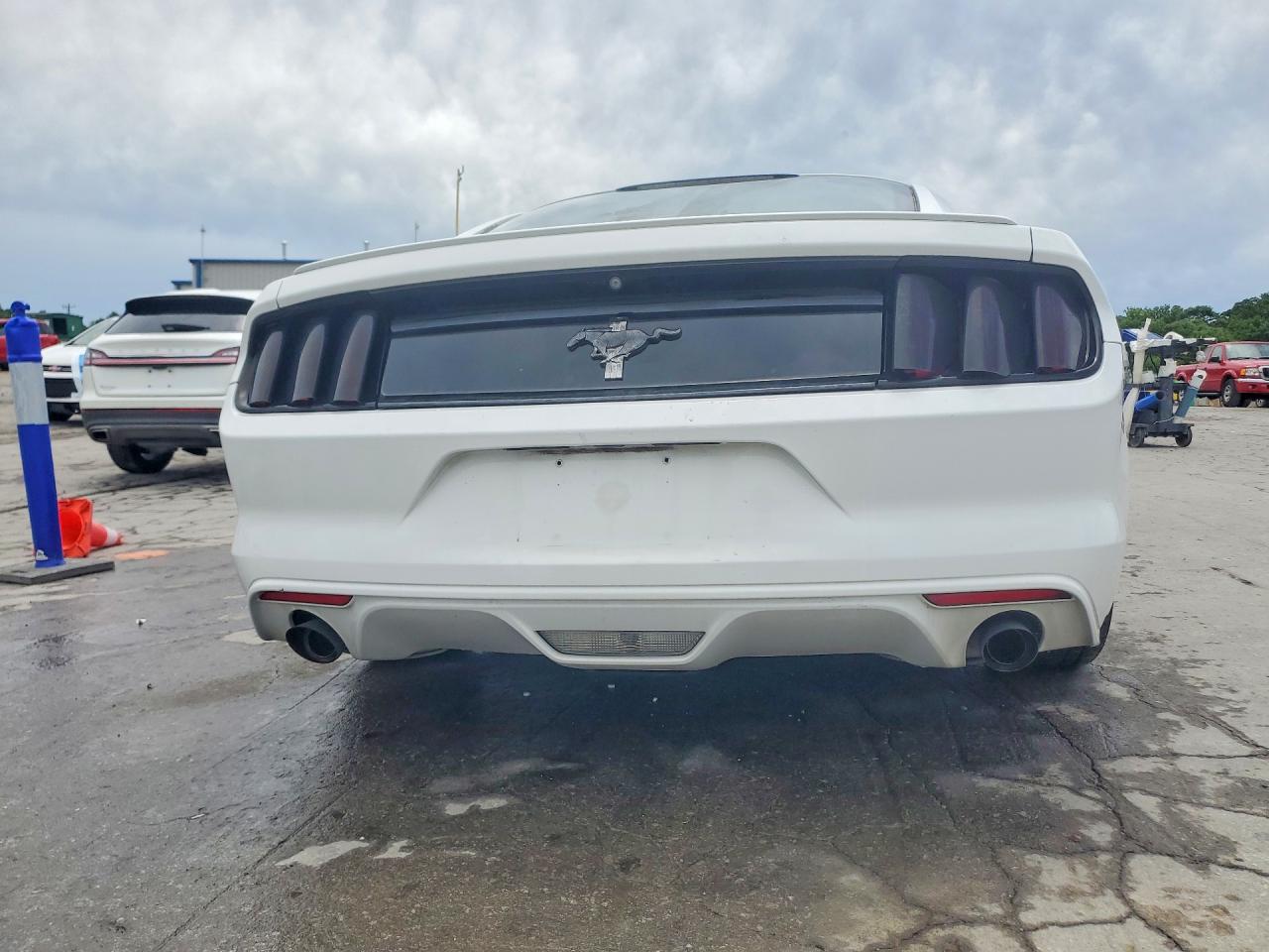 2015 Ford Mustang White vin: 1FA6P8AM2F5429325