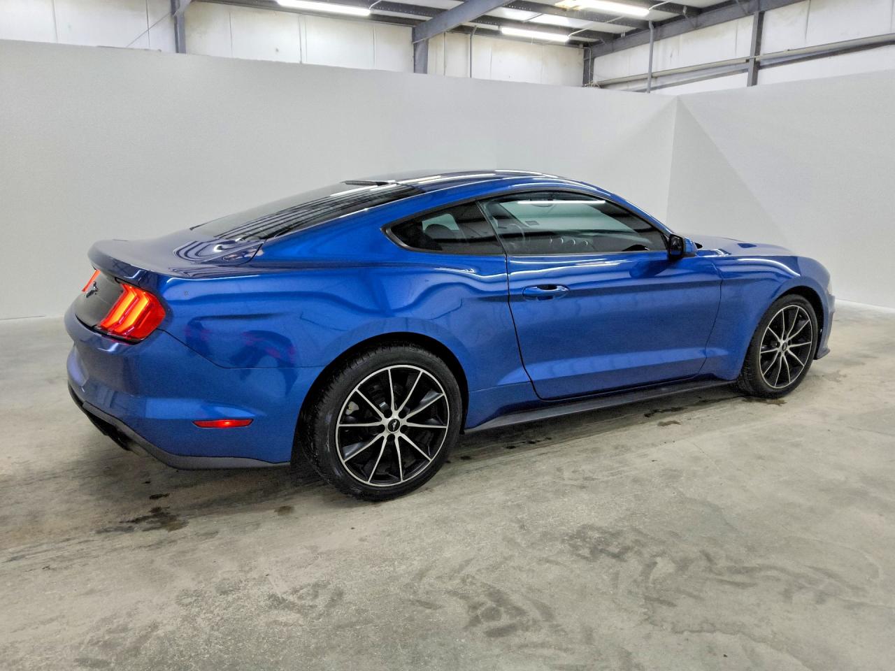 2018 Ford Mustang Синий vin: 1FA6P8TH0J5165661