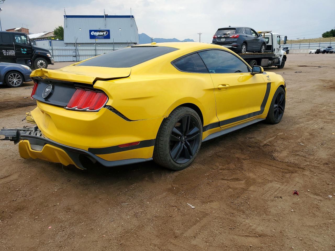 2015 Ford Mustang Желтый vin: 1FA6P8TH1F5381686