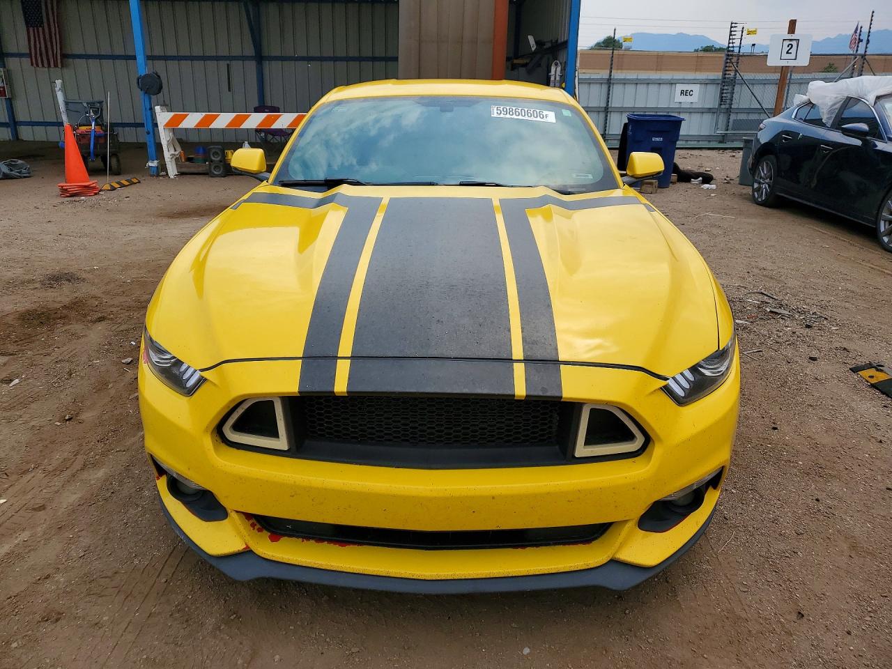 2015 Ford Mustang Желтый vin: 1FA6P8TH1F5381686