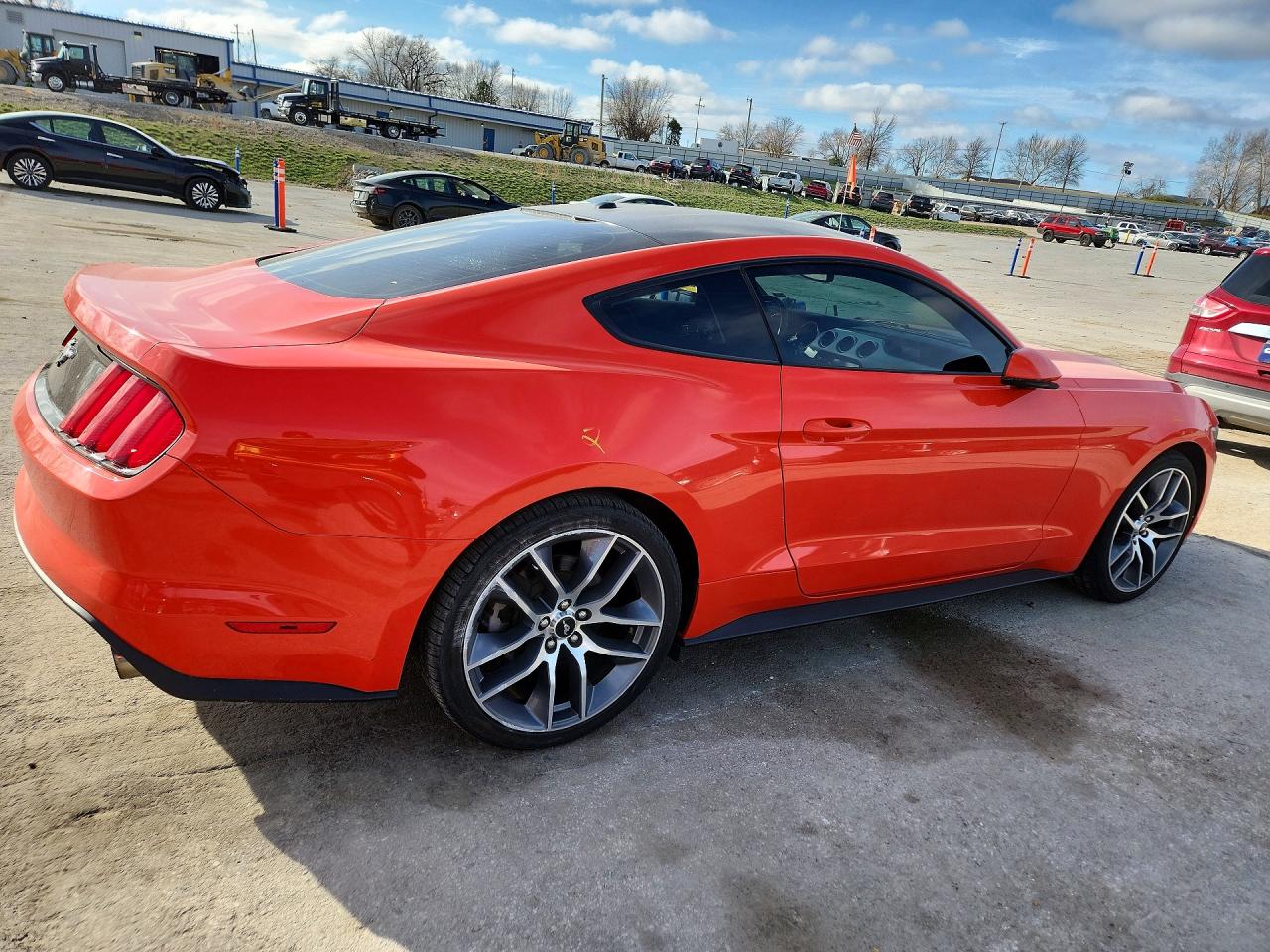 2015 Ford Mustang Оранжевый vin: 1FA6P8TH2F5313641