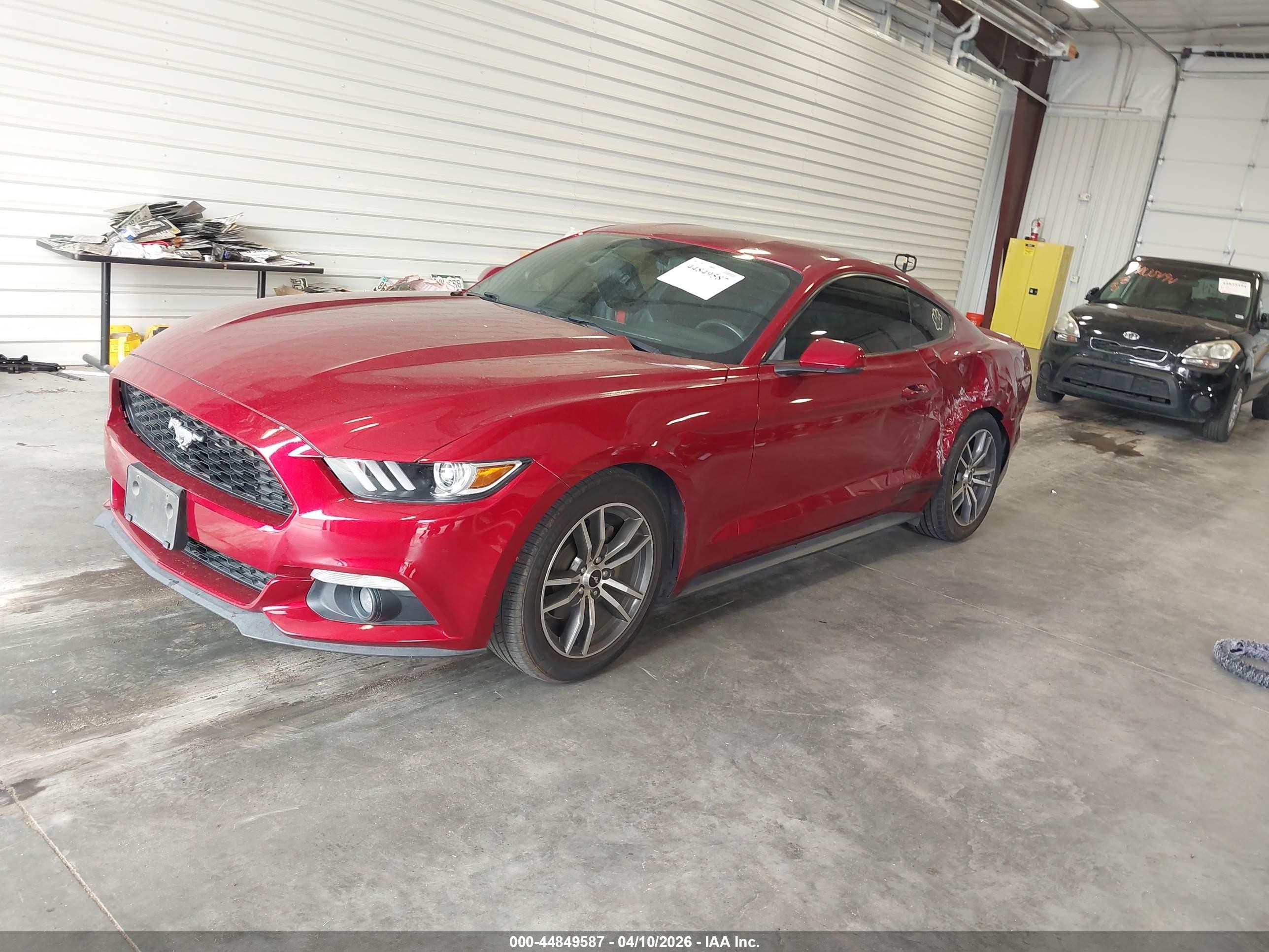 2015 Ford Mustang Ecoboost Красный vin: 1FA6P8TH3F5393080