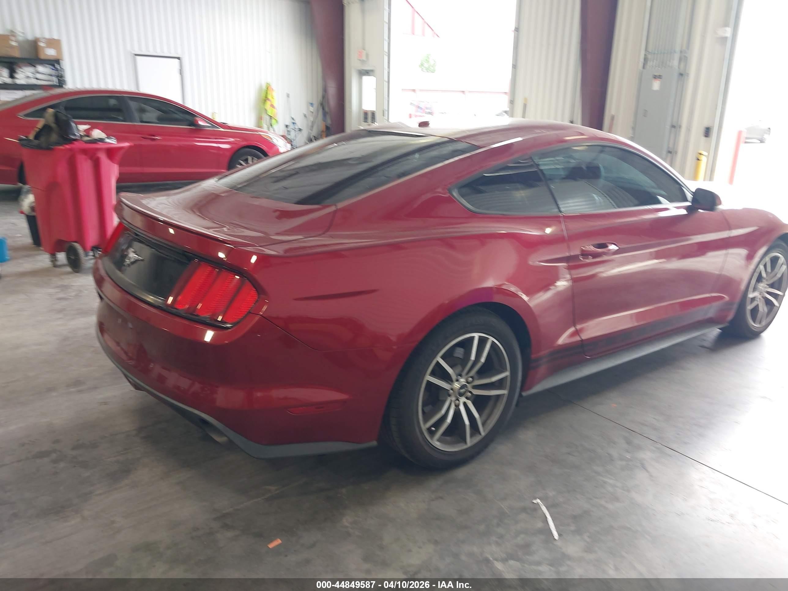 2015 Ford Mustang Ecoboost Красный vin: 1FA6P8TH3F5393080