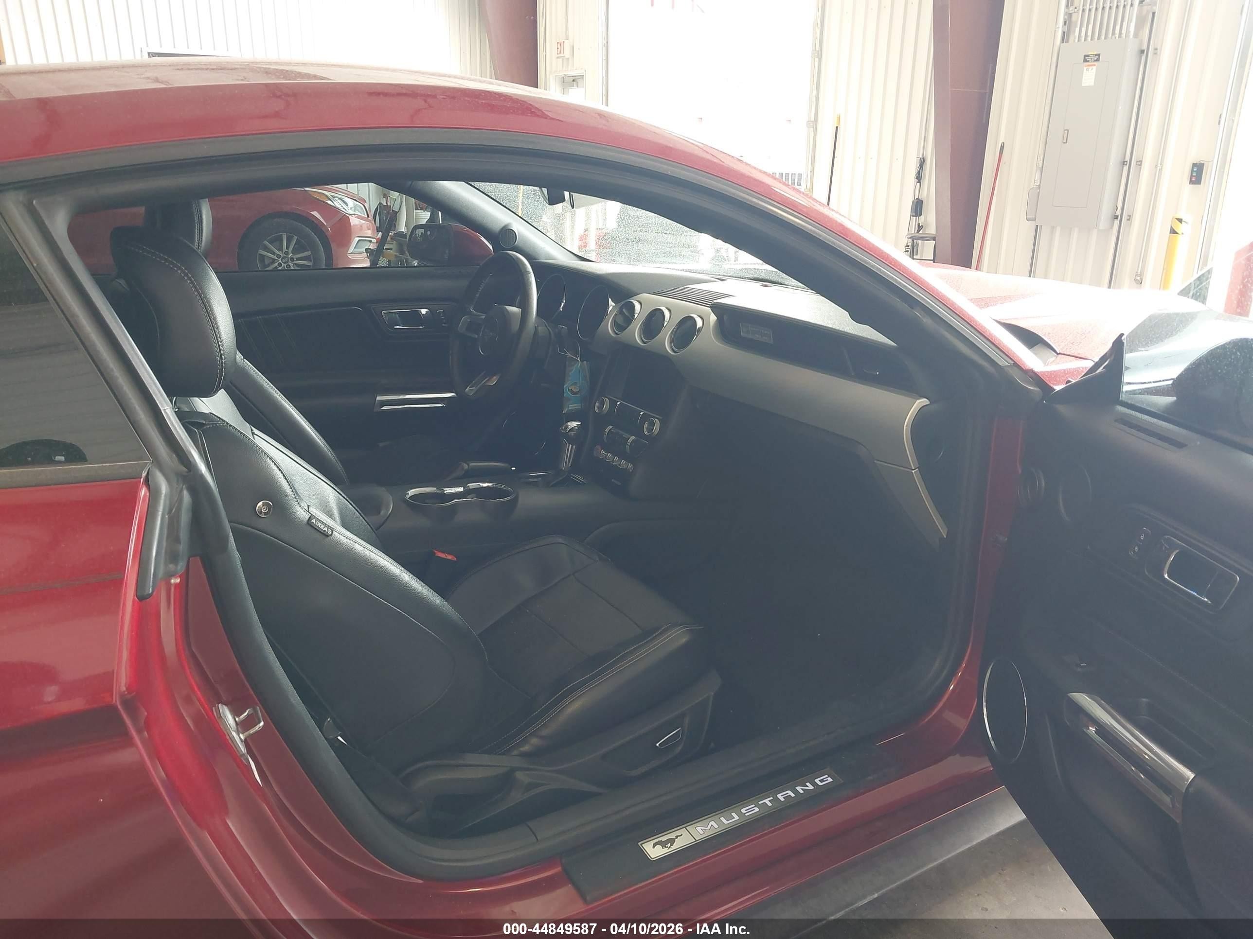 2015 Ford Mustang Ecoboost Красный vin: 1FA6P8TH3F5393080