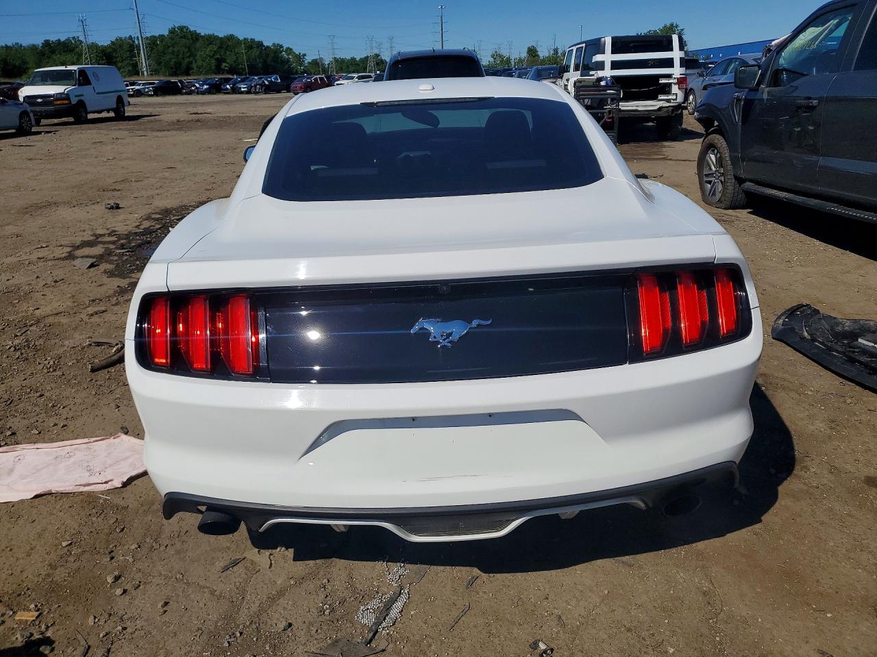 2015 Ford Mustang White vin: 1FA6P8TH8F5362195