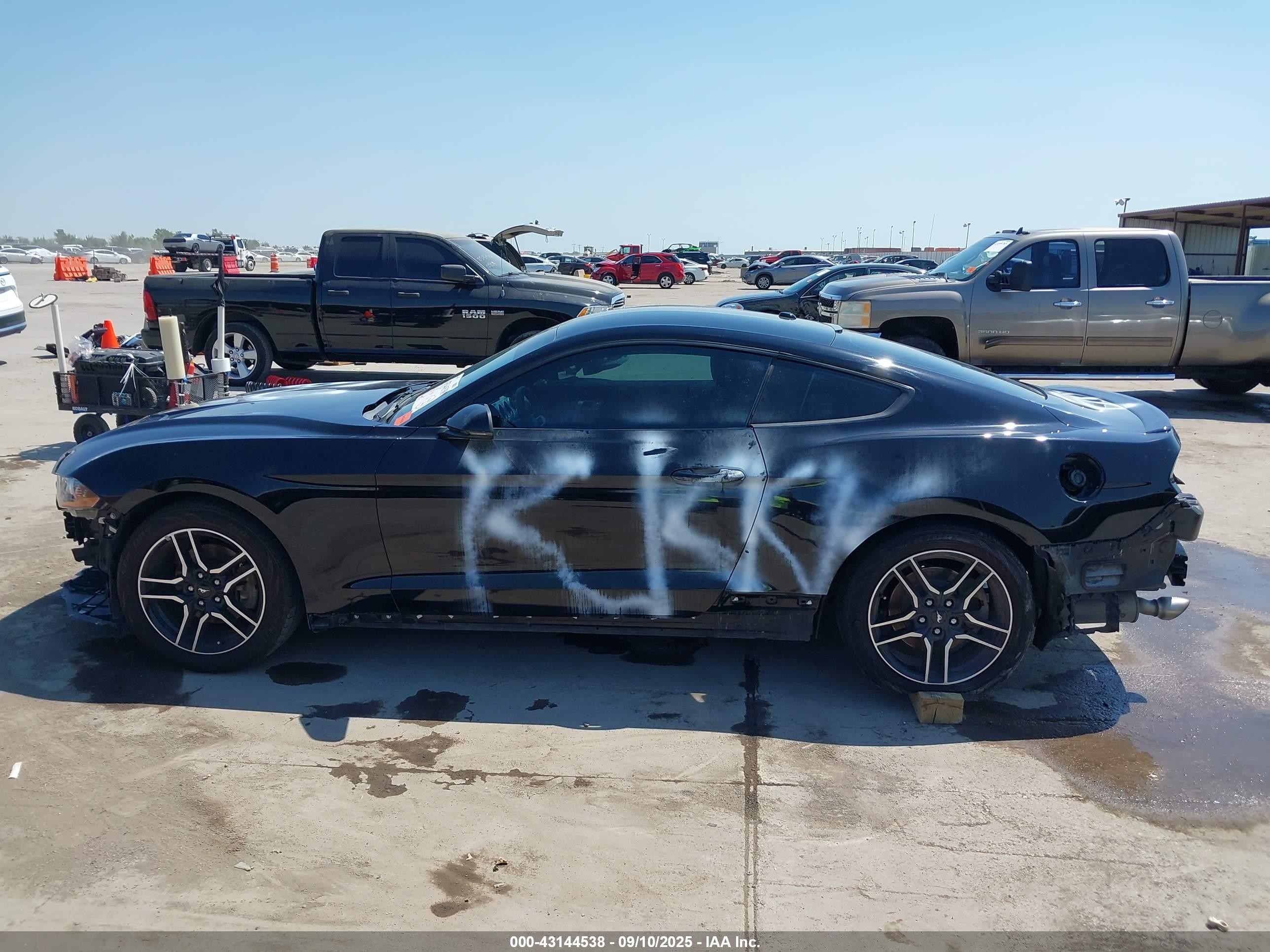 2018 Ford Mustang Ecoboost Черный vin: 1FA6P8TH9J5180045