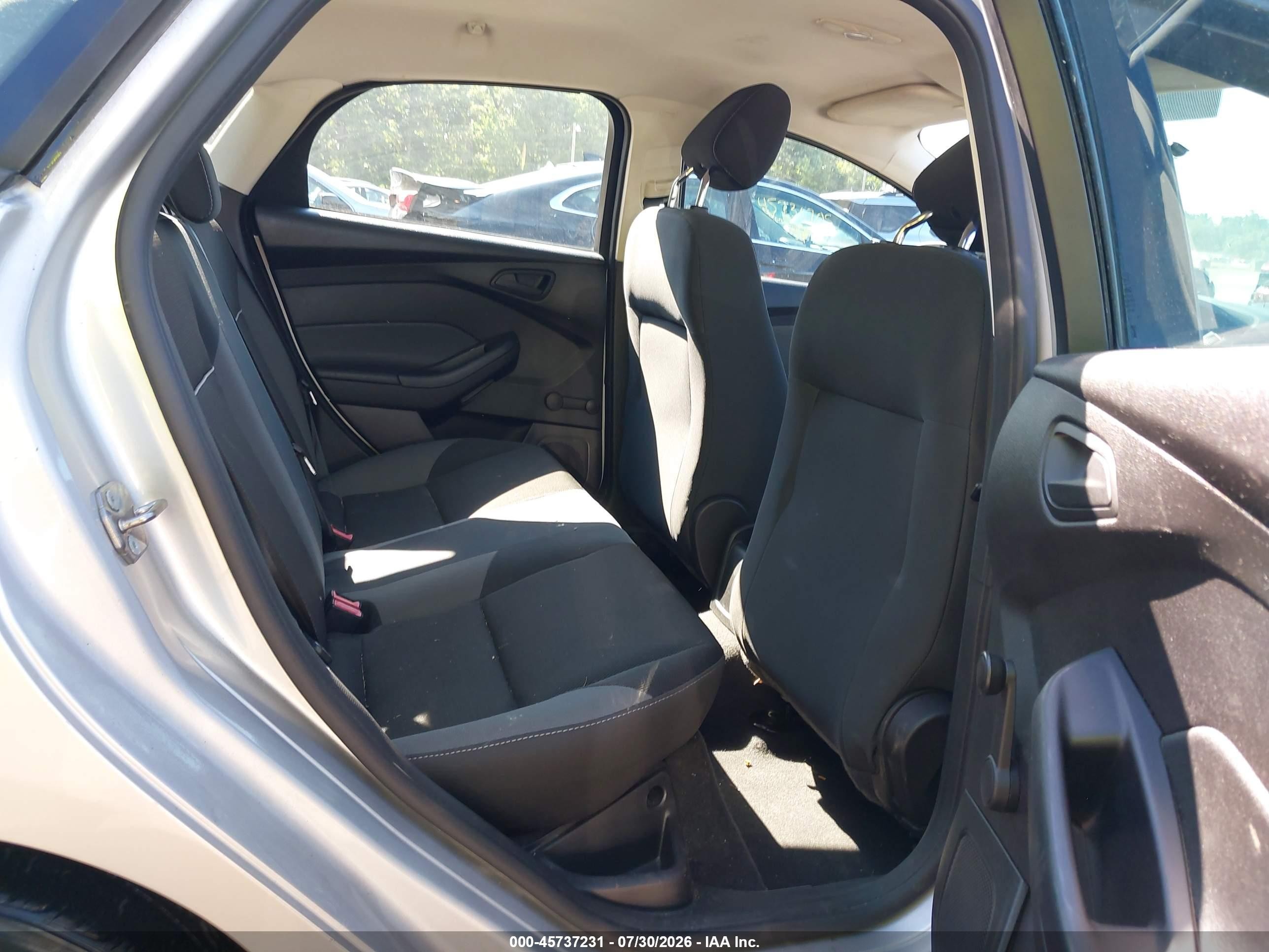 2014 Ford Focus S Серебряный vin: 1FADP3E20EL458335