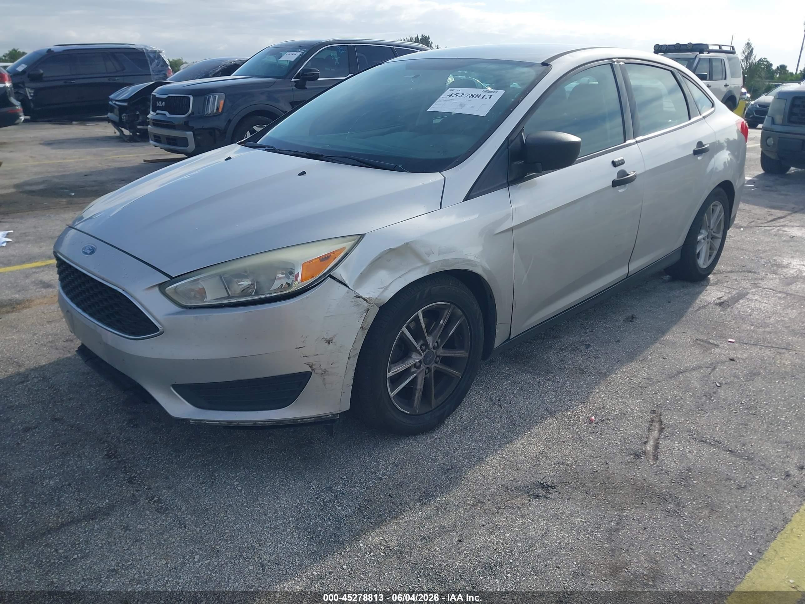 2015 Ford Focus S Серебряный vin: 1FADP3E20FL345177