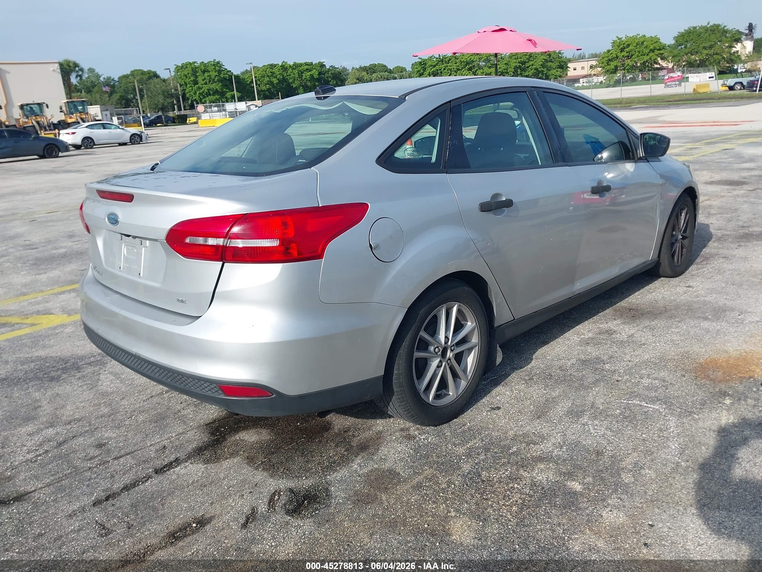 2015 Ford Focus S Серебряный vin: 1FADP3E20FL345177