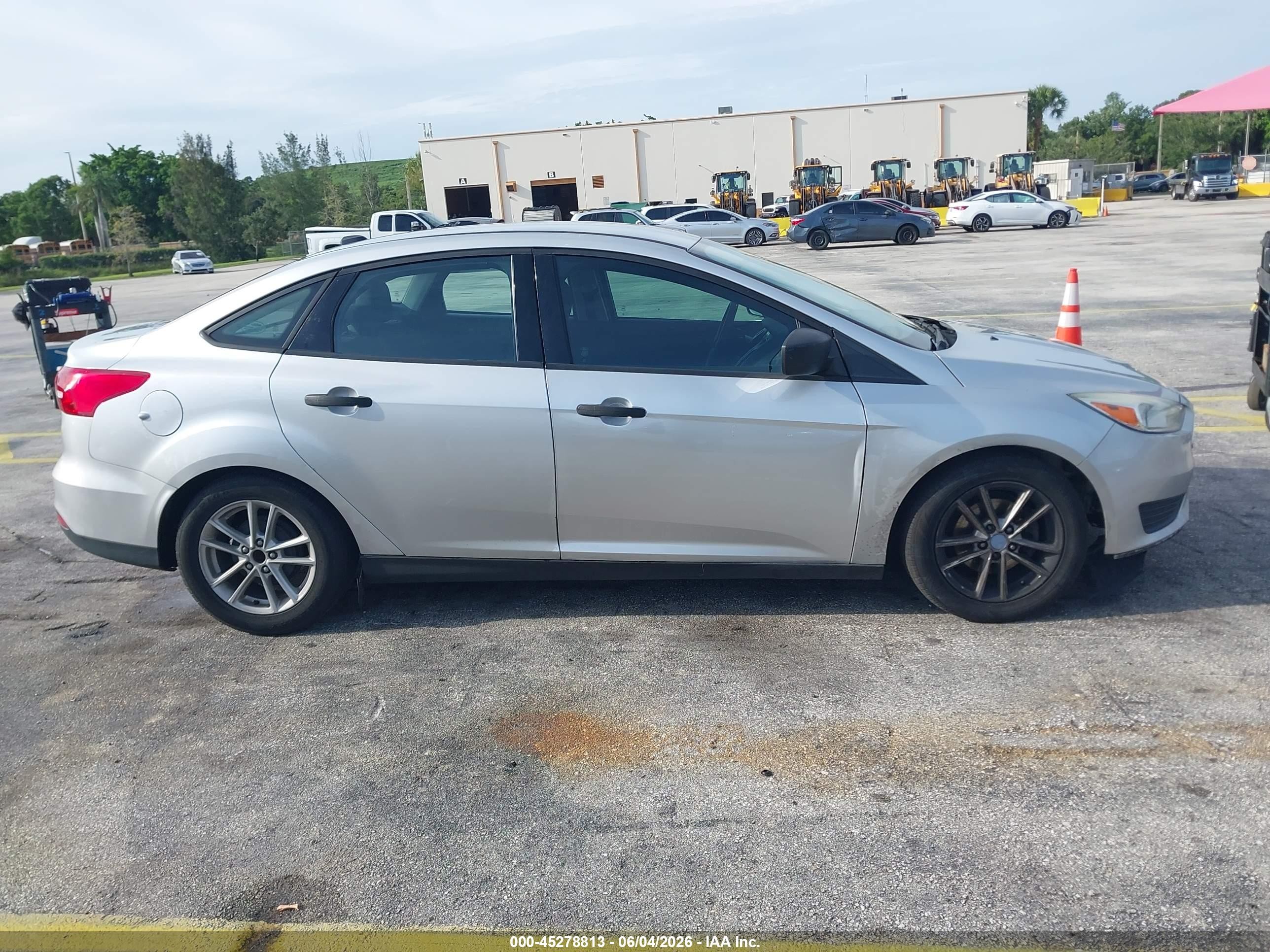 2015 Ford Focus S Серебряный vin: 1FADP3E20FL345177