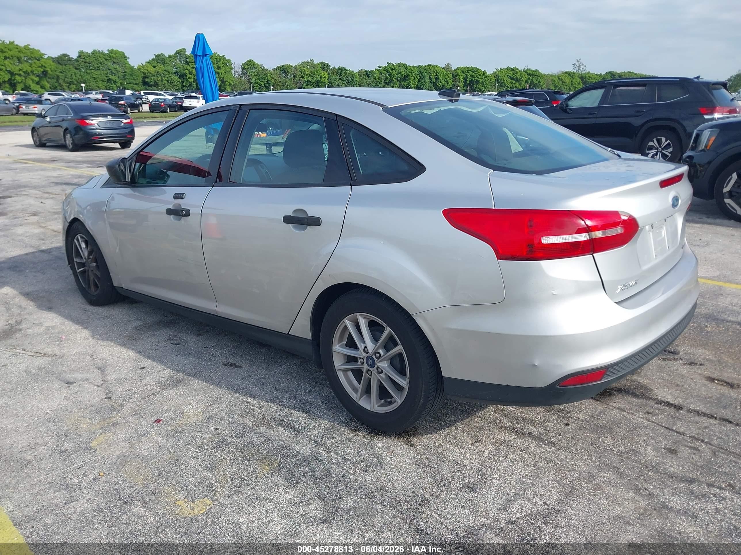 2015 Ford Focus S Серебряный vin: 1FADP3E20FL345177