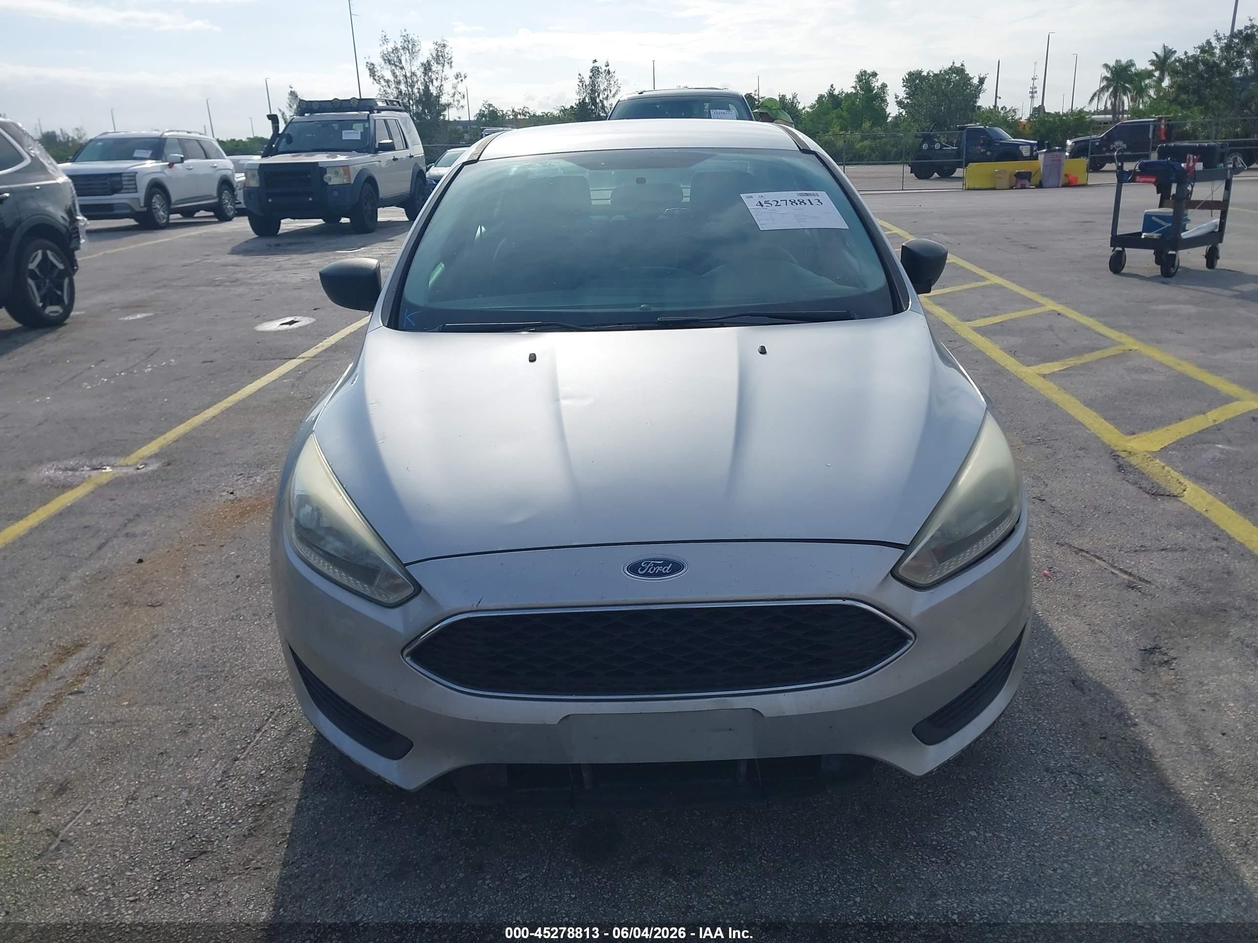 2015 Ford Focus S Серебряный vin: 1FADP3E20FL345177