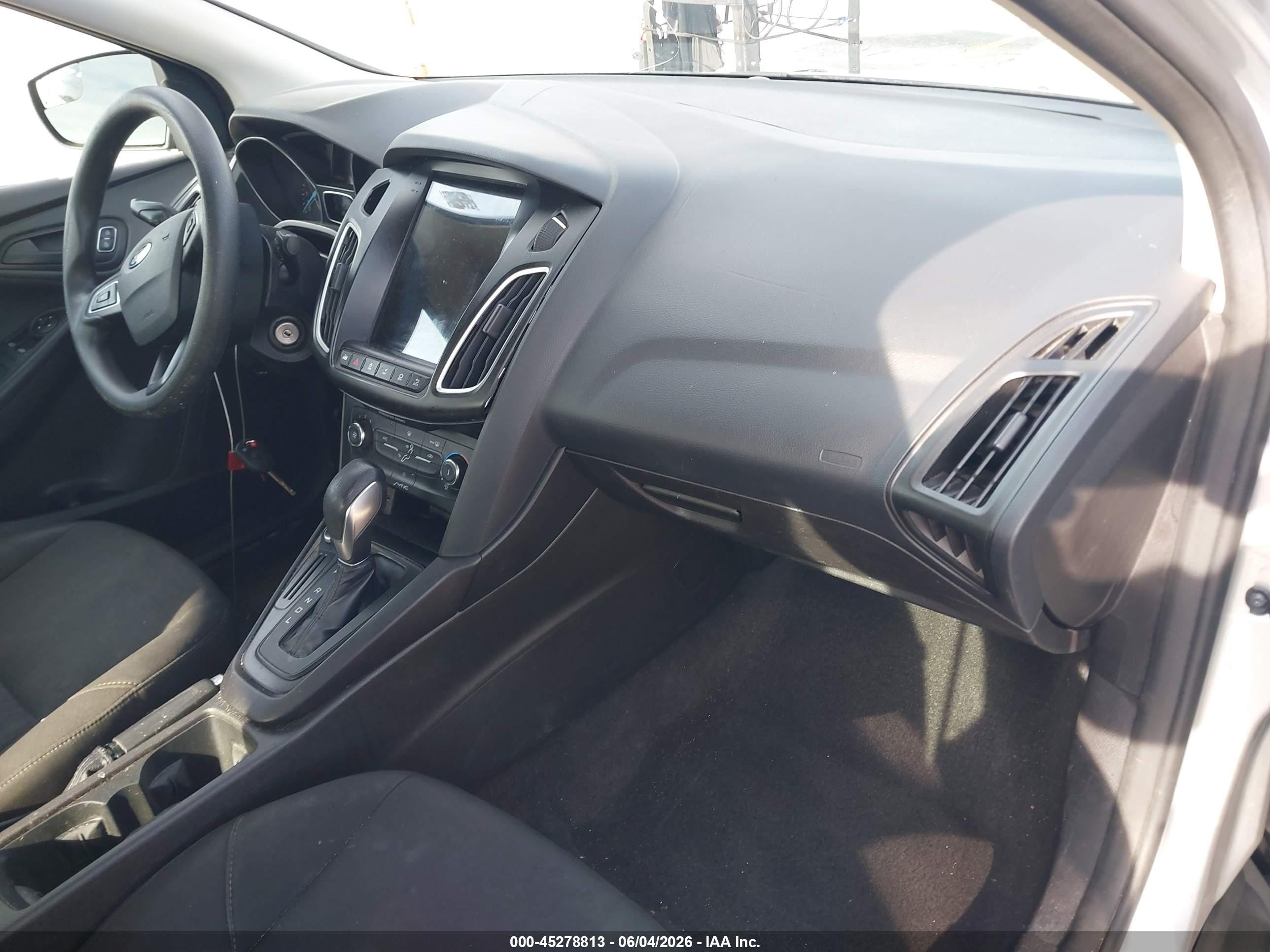 2015 Ford Focus S Серебряный vin: 1FADP3E20FL345177