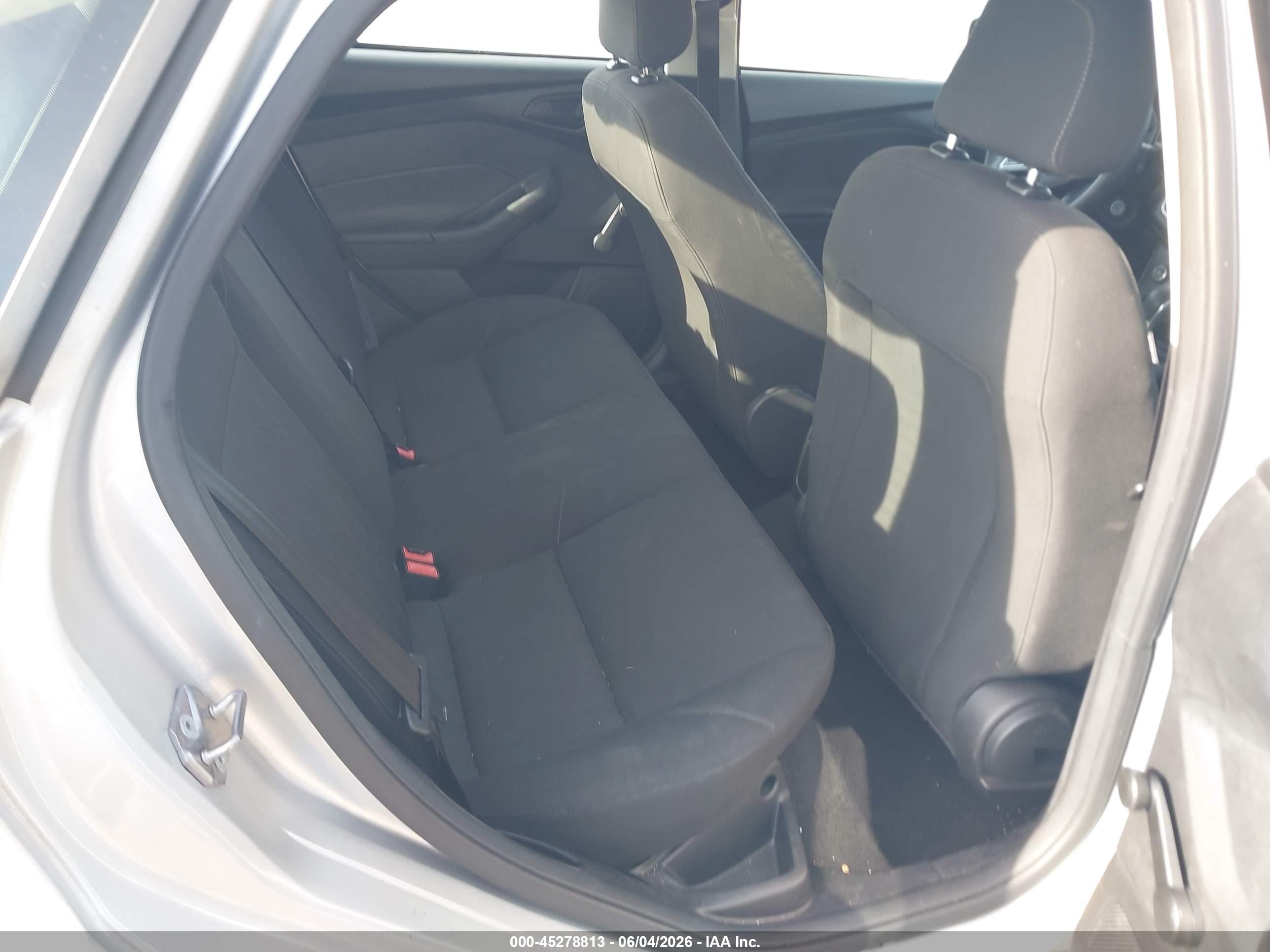 2015 Ford Focus S Серебряный vin: 1FADP3E20FL345177