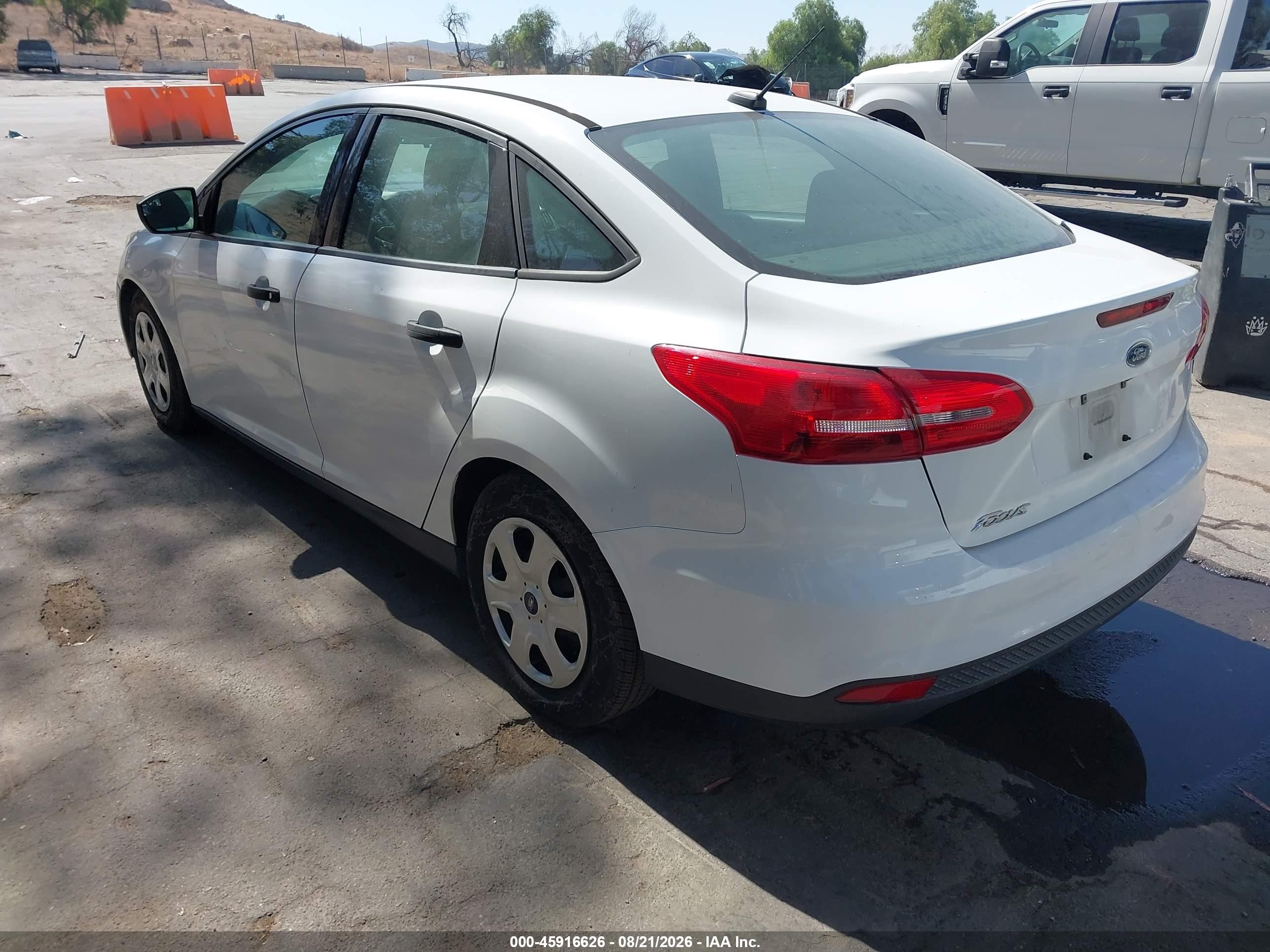 2015 Ford Focus S Белый vin: 1FADP3E20FL358043